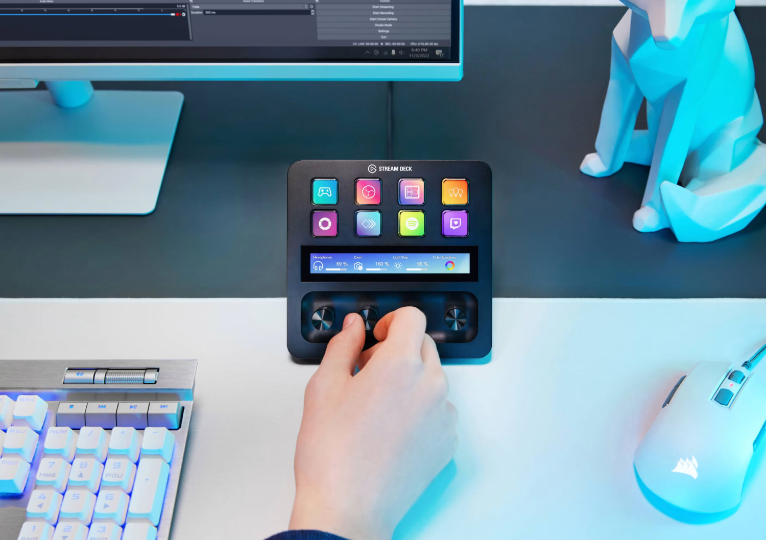 Un Stream Deck con iconos y pantalla es operado por una mano.