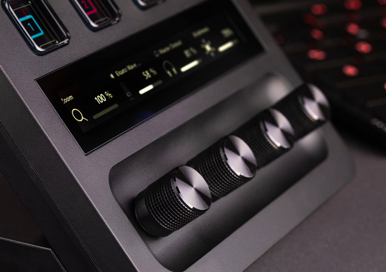 Un mezclador de audio digital con cuatro perillas giratorias y una pantalla que muestra el zoom al 100%.