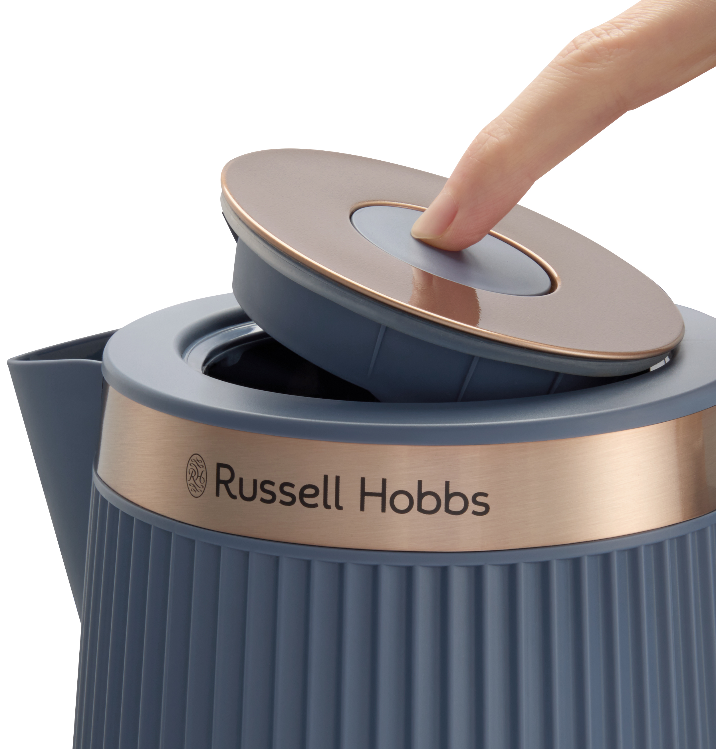 Egy kéz megnyomja a kék Russell Hobbs vízforraló gombját.