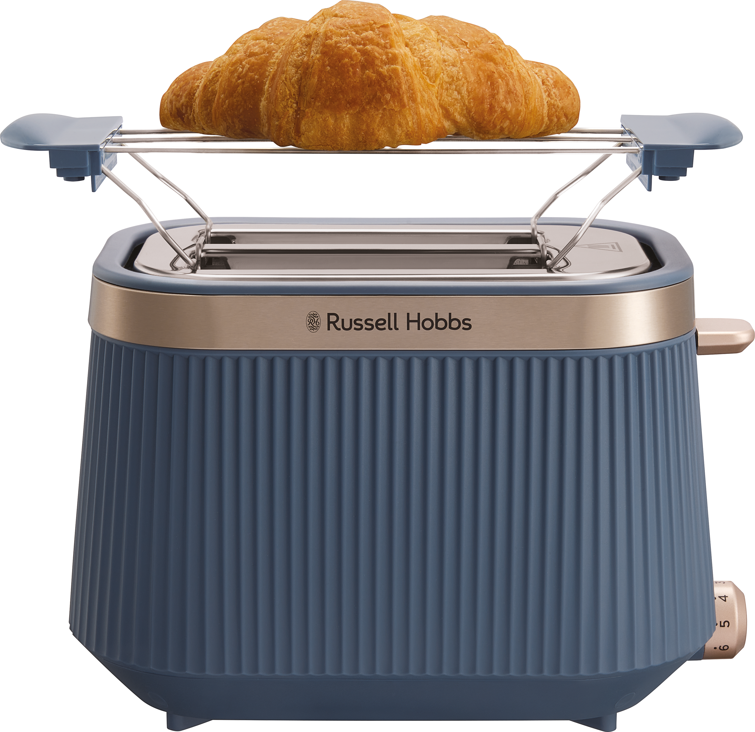 Kék kenyérpirító croissanttal a rácsán, fekete háttér előtt.