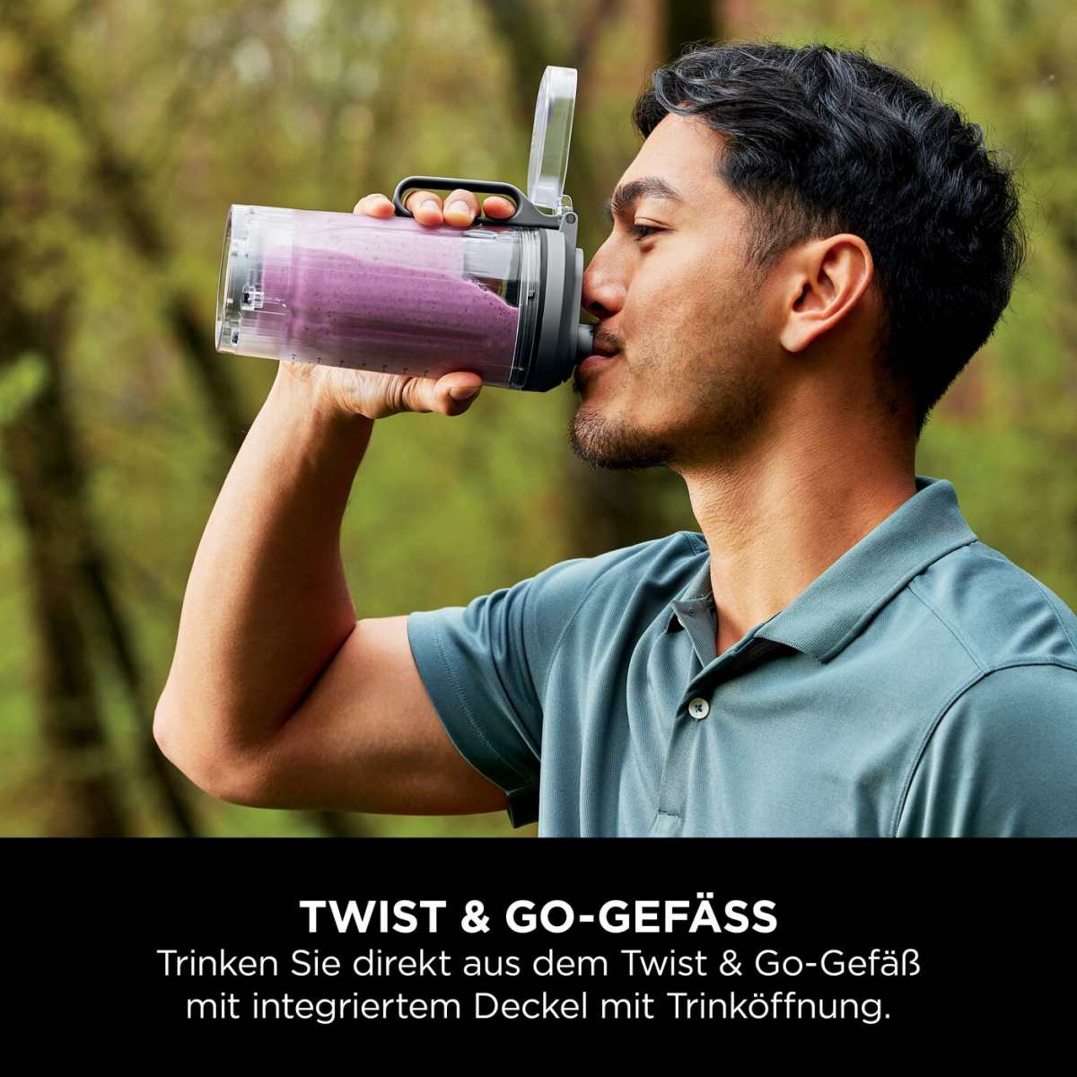 Ein Mann trinkt einen lila Smoothie aus einem transparenten Behälter im Freien.