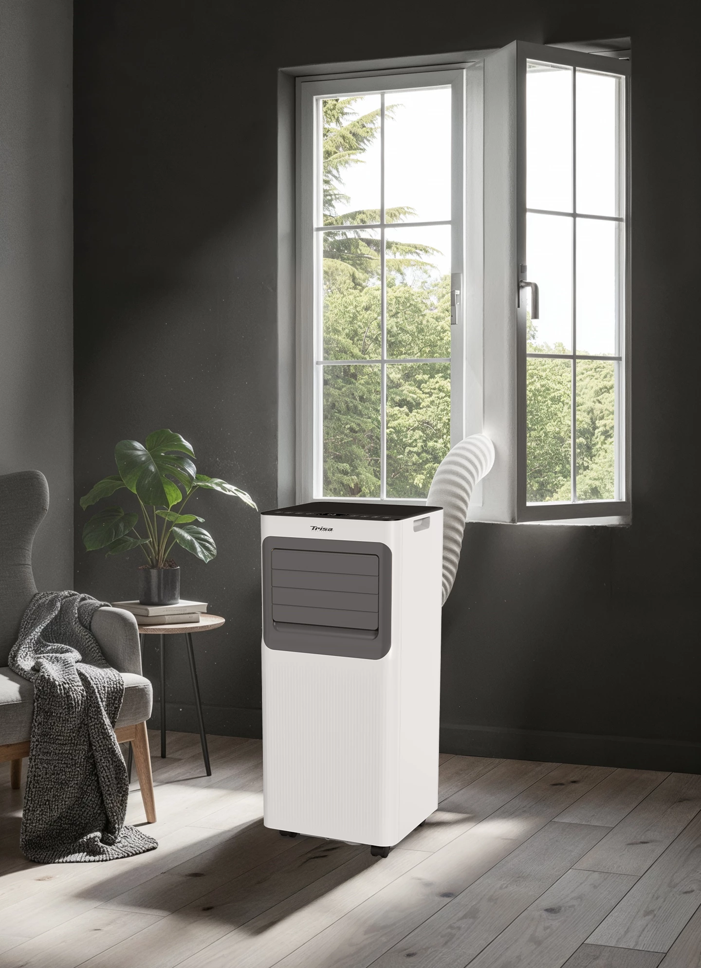 Ein weißer mobiler Klimaanlagen-Schlauch ragt aus einem Fenster, daneben ein Sessel.