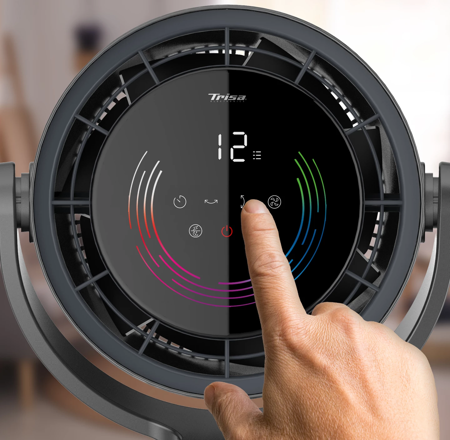 Eine Hand berührt das digitale Display eines Ventilators mit Zahlen und bunten Lichtern.