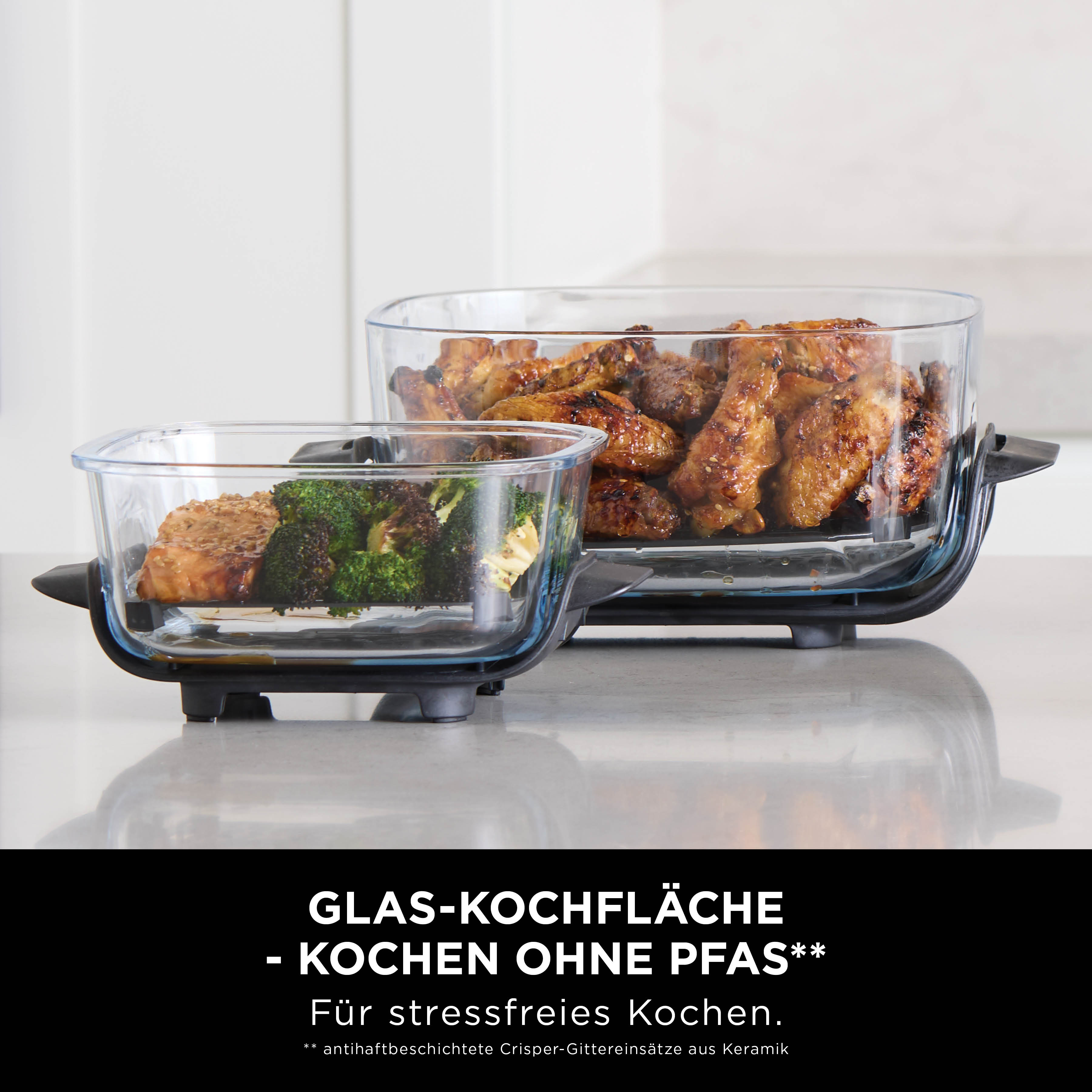 Deux récipients en verre avec de la nourriture, l'un avec des ailes de poulet, l'autre avec du saumon et du brocoli.