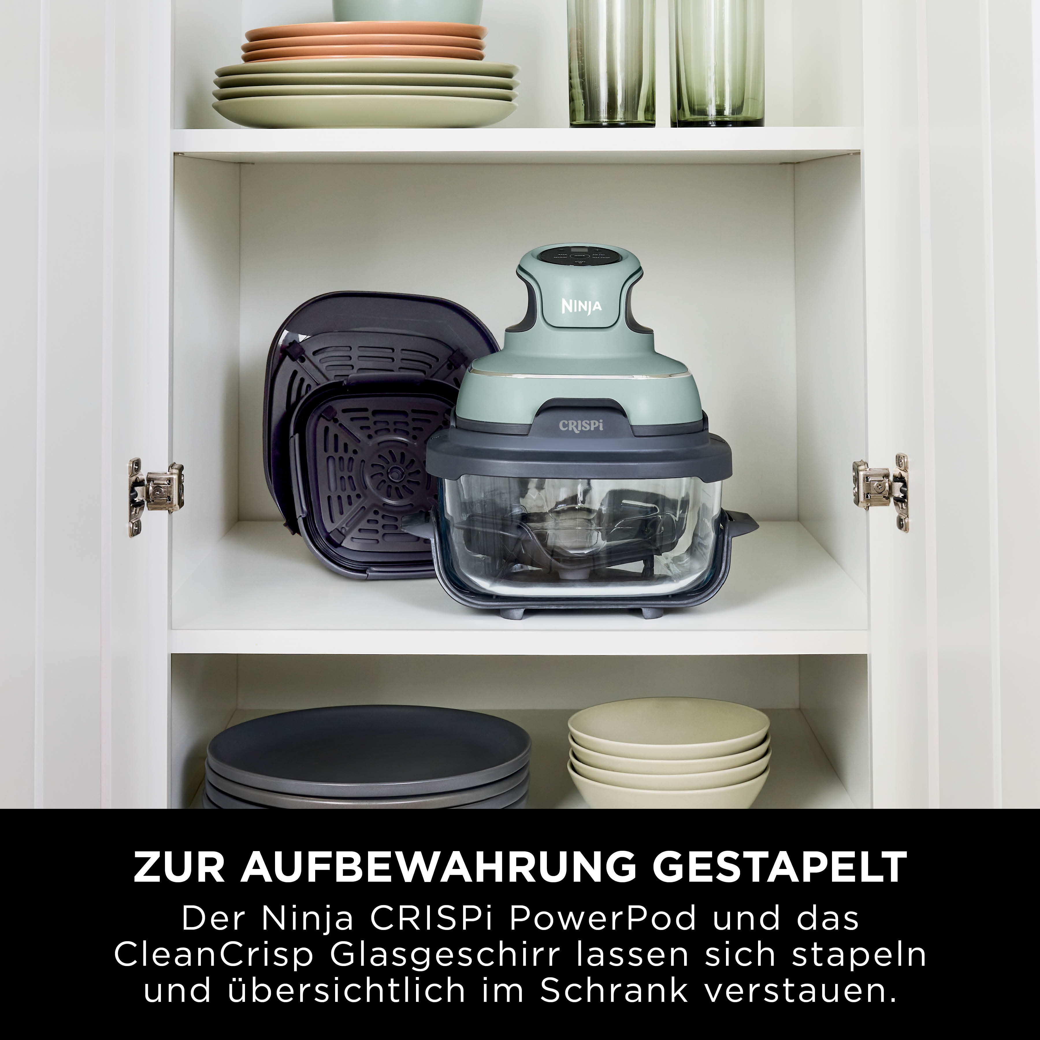 Un Ninja CRISPI PowerPod et ses accessoires rangés dans une armoire.