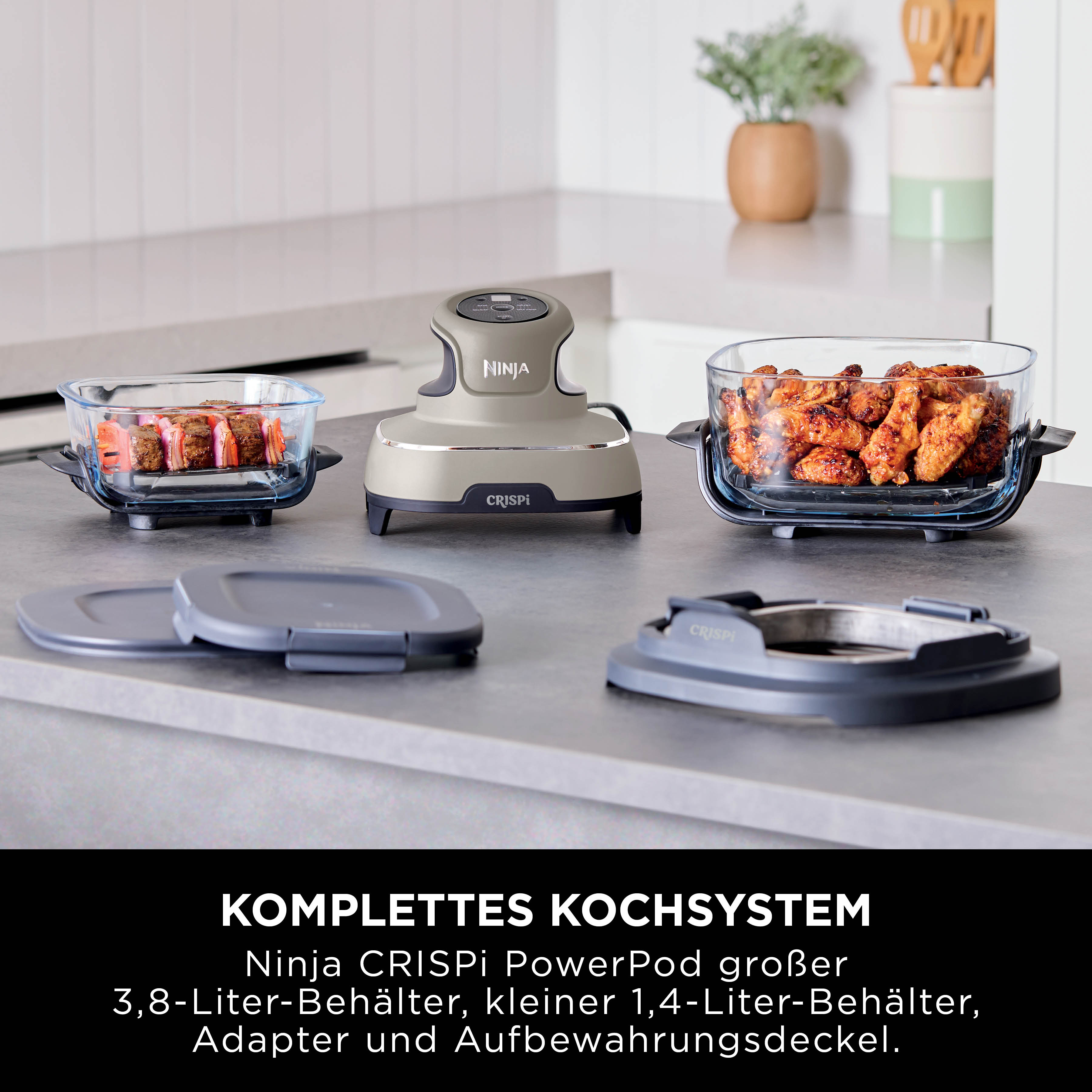 Ninja CRISPi PowerPod avec deux récipients en verre et accessoires sur un comptoir.