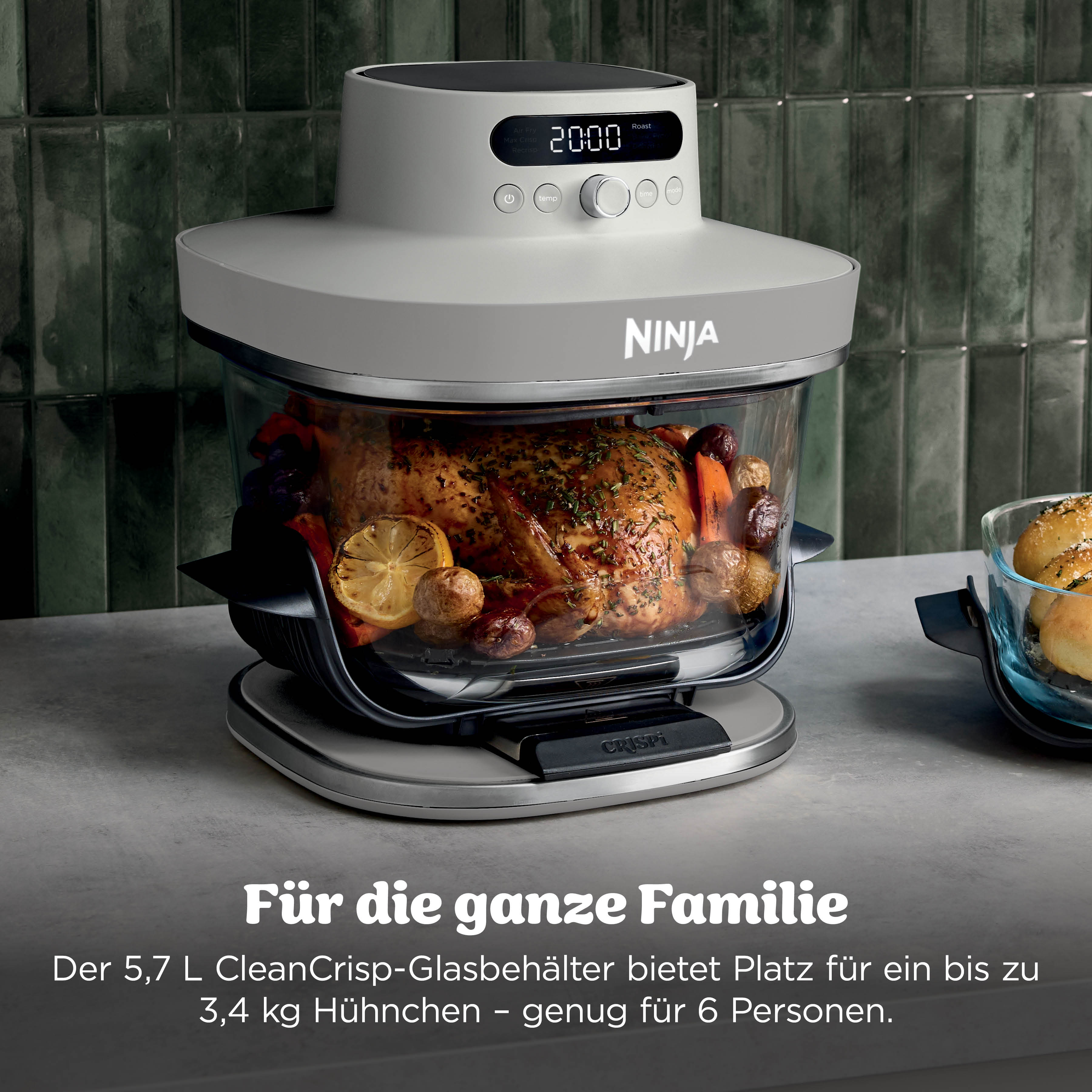 Ein gebratenes Hähnchen mit Gemüse in einem Ninja-Ofen mit digitaler Anzeige.