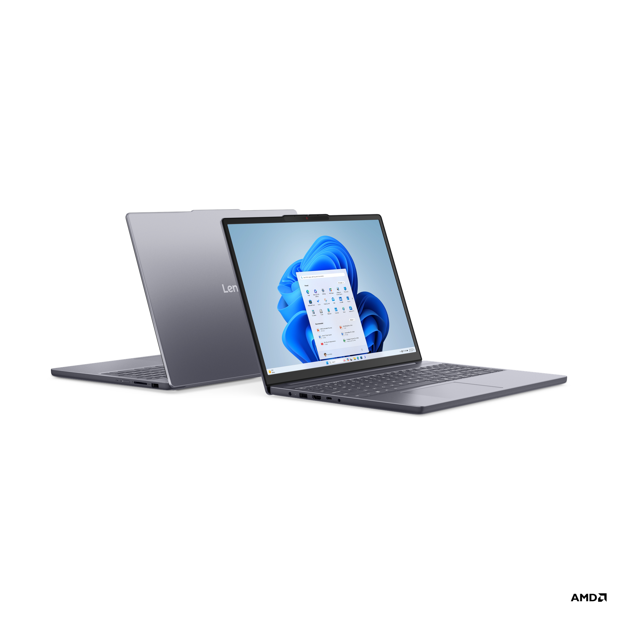 Yan yana duran iki gümüş renkli dizüstü bilgisayar, biri açık ve Windows 11 Başlat menüsünü gösteriyor.