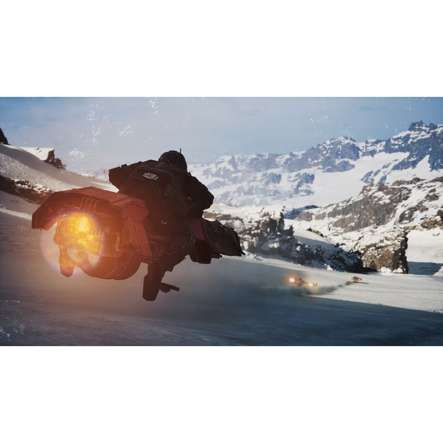 Un snowspeeder rouge file à travers un paysage enneigé avec des montagnes en arrière-plan.