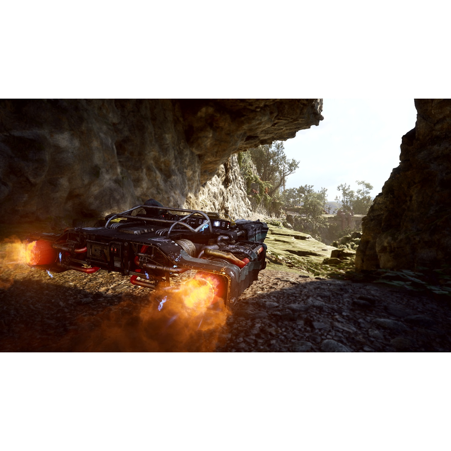 Un véhicule futuriste aux flammes oranges sortant de l'arrière traverse un canyon rocheux et envahi par la végétation.