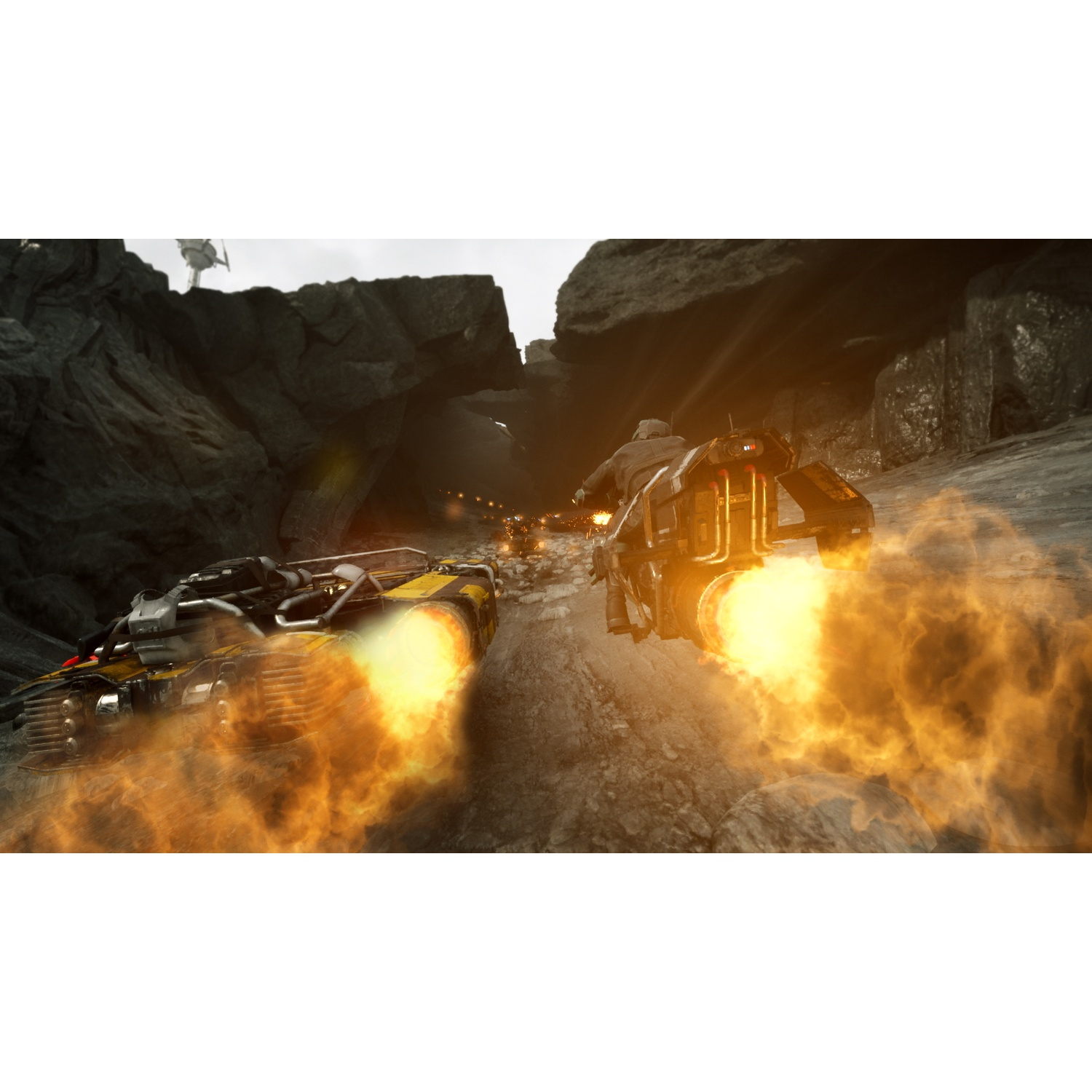 Deux véhicules propulsés par réaction traversent un canyon rocheux, flammes jaillissant.