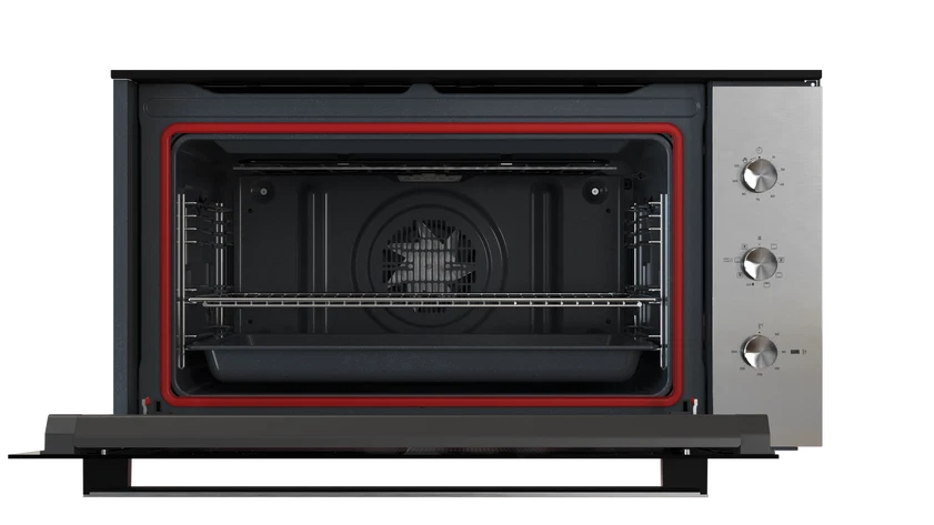 Un horno empotrado abierto con frontal plateado y juntas rojas.