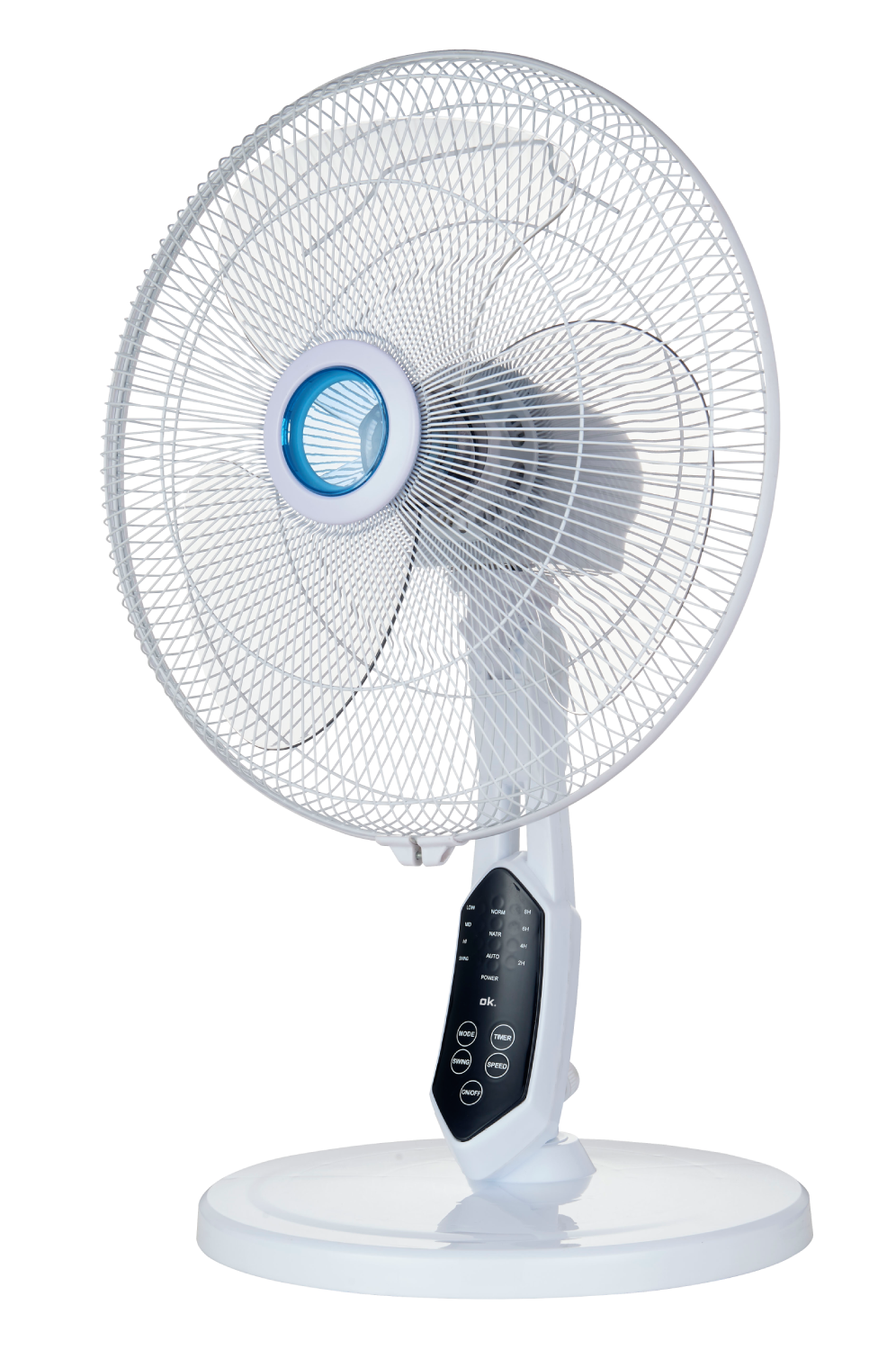 Un ventilador de pedestal blanco con tres aspas y panel de control negro sobre fondo negro.