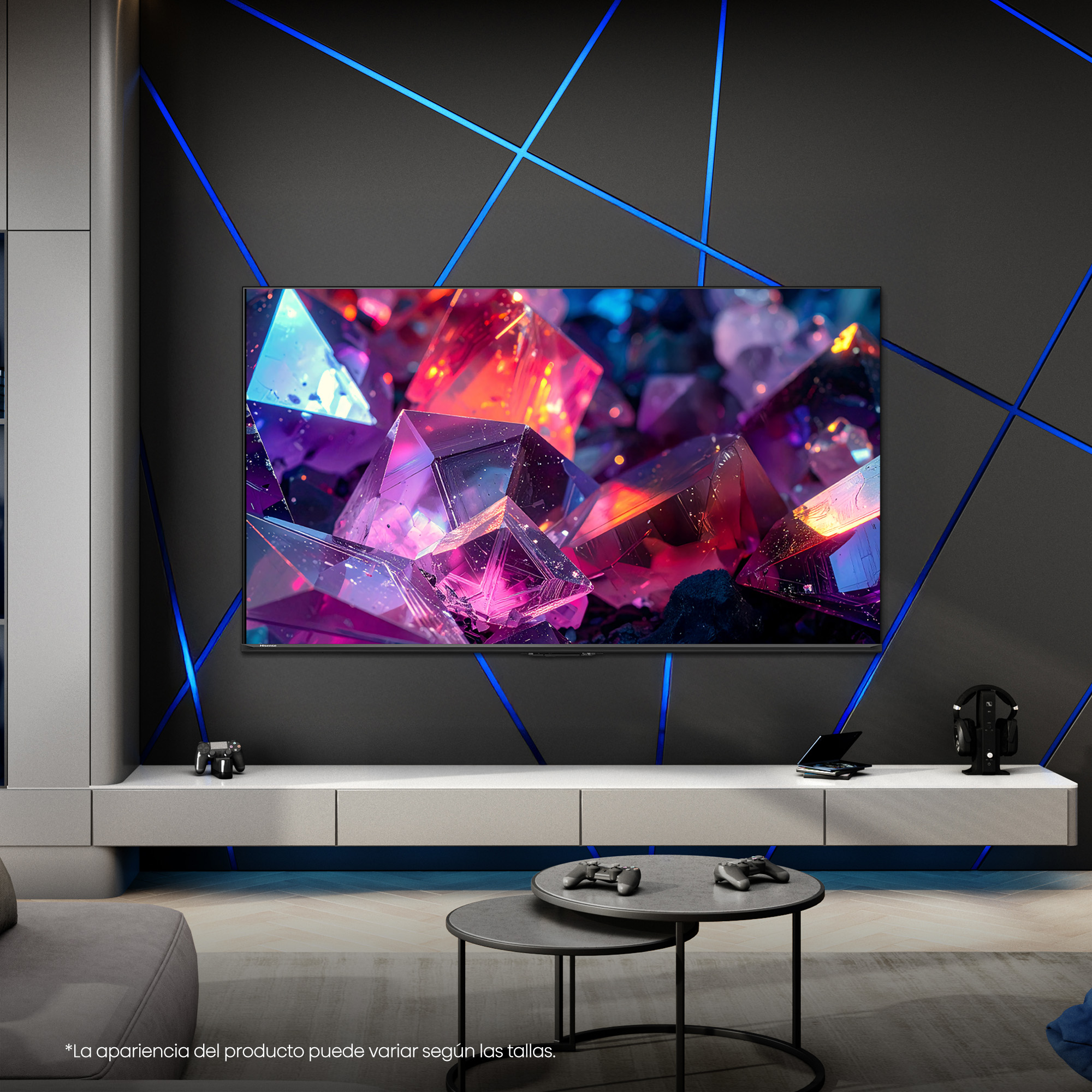 Una sala de estar moderna con un televisor grande que muestra cristales abstractos.