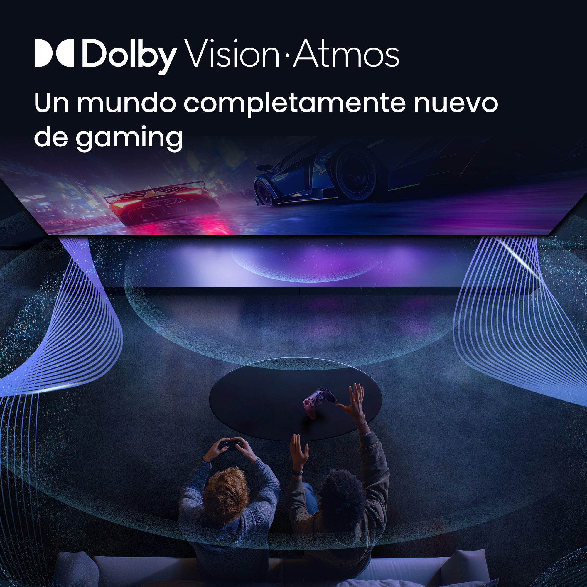 Dos personas juegan en un sofá. Arriba, coches de carreras en una pantalla.