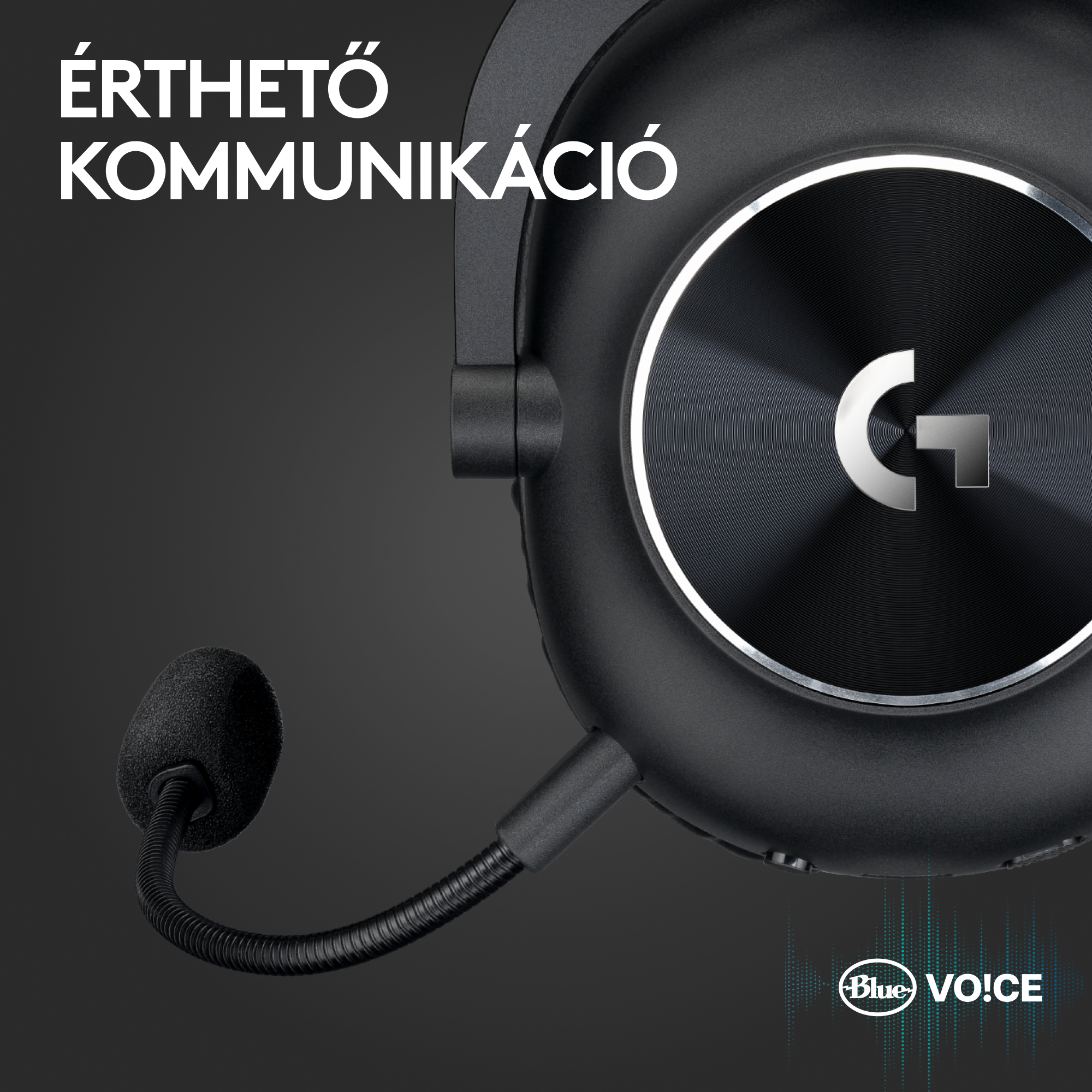 Fekete headset mikrofonnal, közelkép. Logitech logó a fülhallgatón.