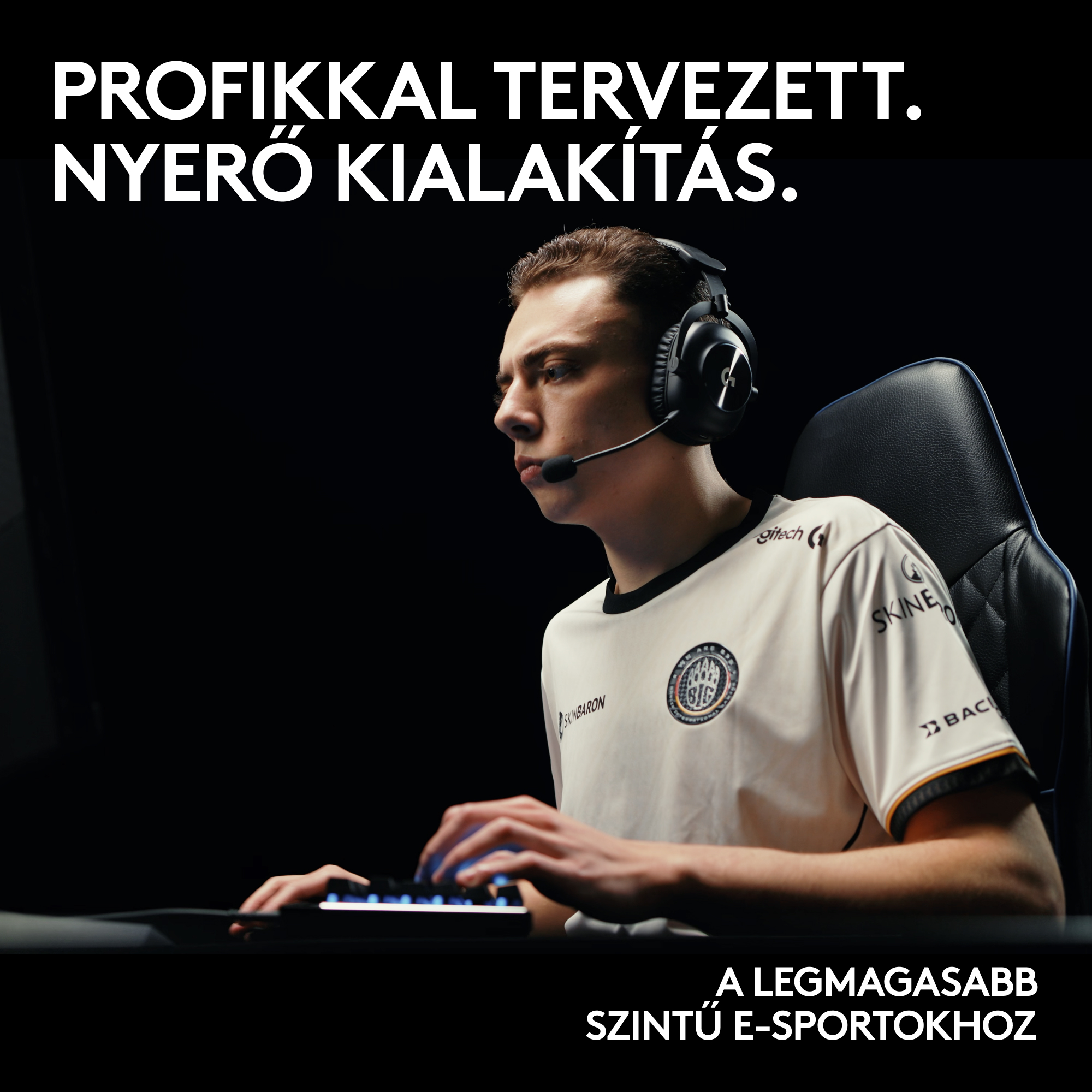 Fejhallgatós fiatalember e-sportol billentyűzeten, felül és alul szöveggel.