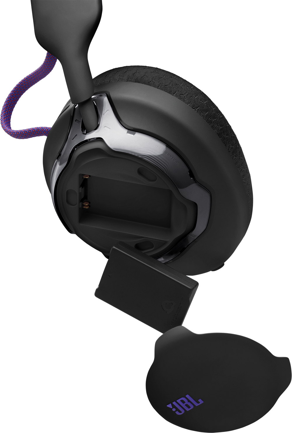 Cuffie nere con vano batteria aperto e coperchio rimovibile con logo JBL.