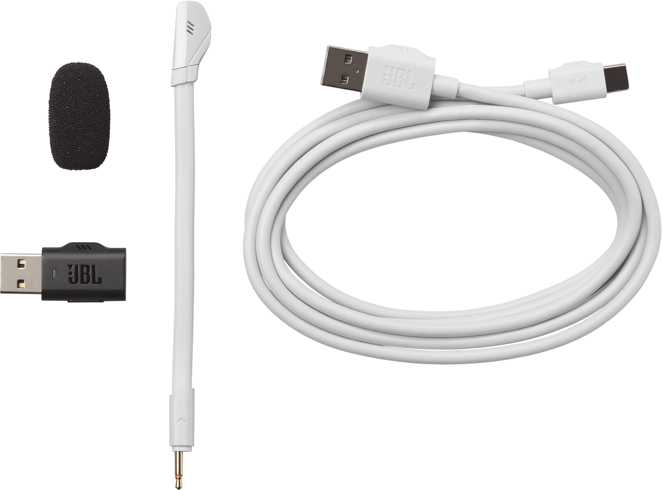 Cavi bianchi, un adattatore USB e un microfono su sfondo nero.