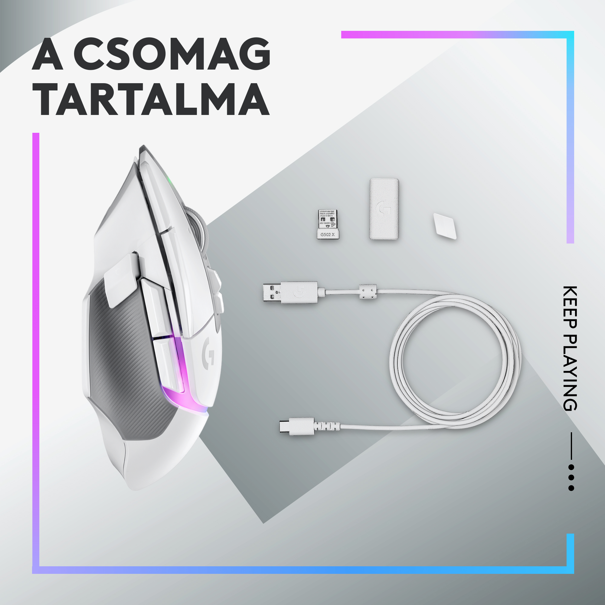 Egy fehér gamer egér tartozékokkal: USB-vevő, kábel és adapter.