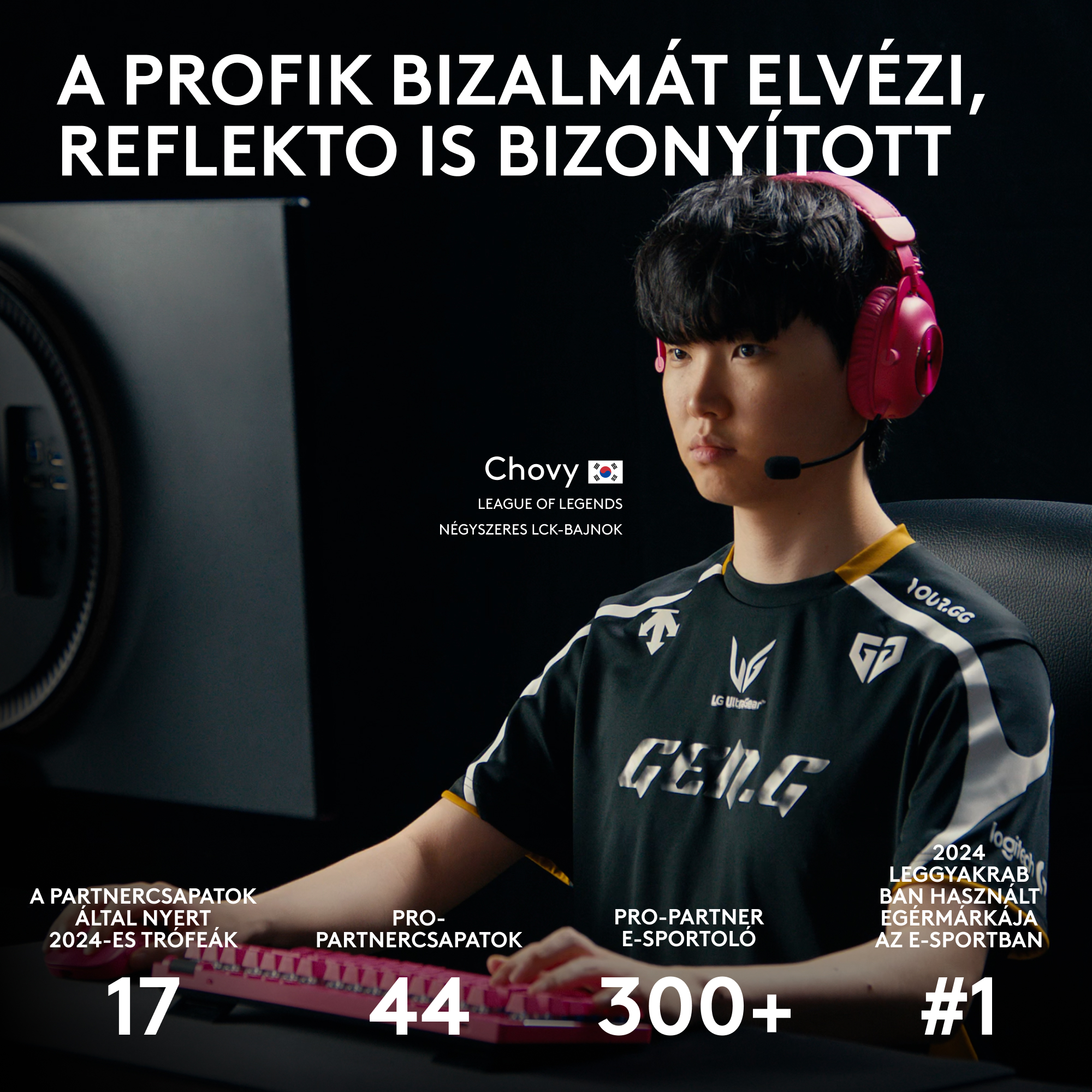 Chovy e-sportoló fejhallgatóval, sötét háttér előtt, logós mezt viselve.