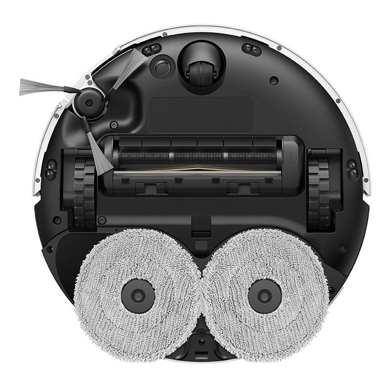 Egy fehér és fekete robotporszívó alsó része két forgó felmosóval.