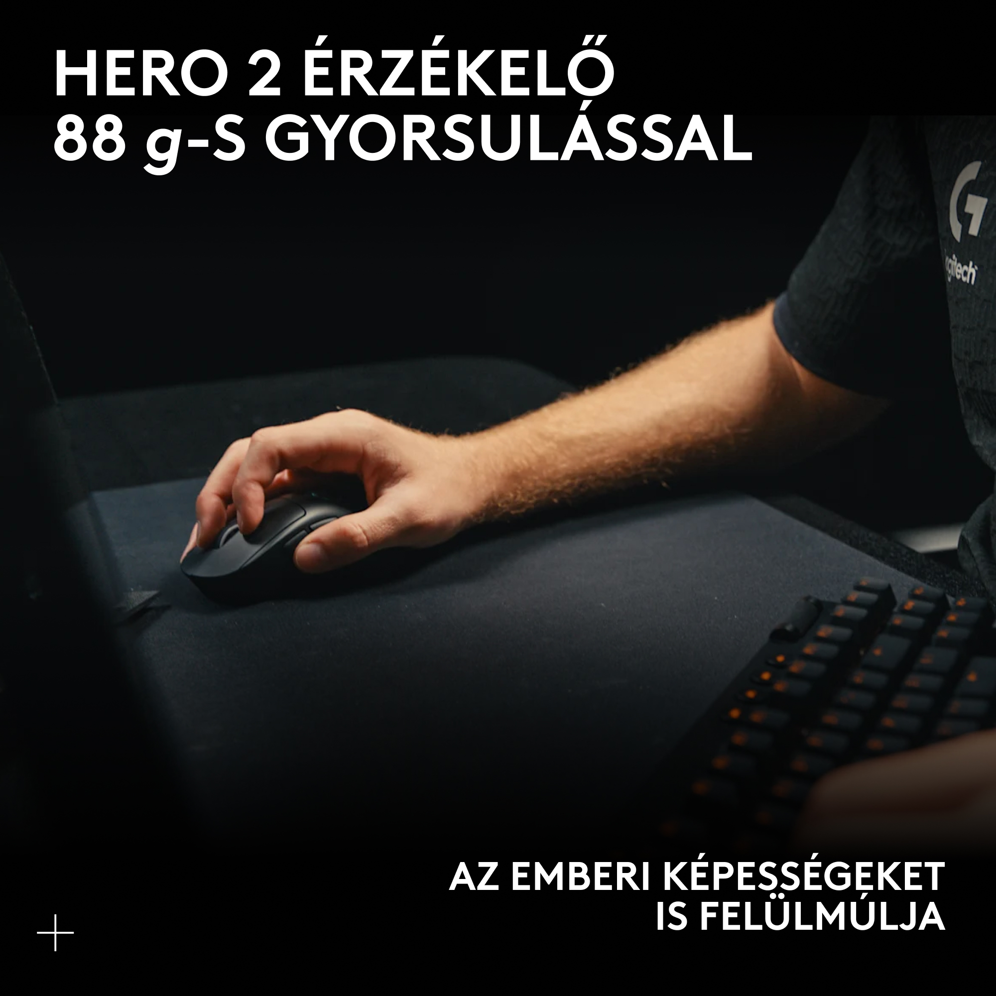 Egy kéz fekete egeret kezel fekete egérpadon. Egy billentyűzet része látható.
