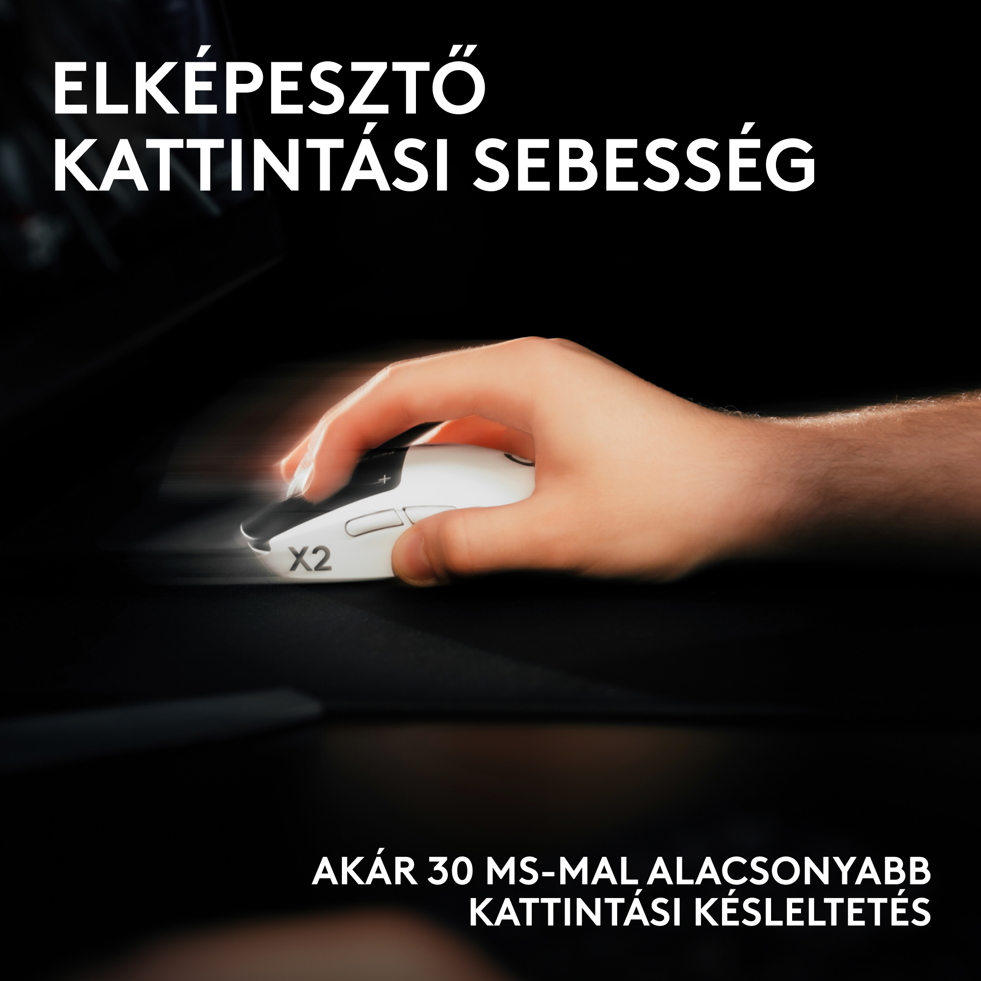 Egy kéz fehér gamermacskát használ fekete egérpadon.
