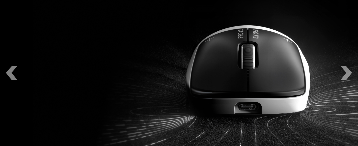 Egy fekete gamer egér USB-C porttal, sötét felületen megvilágítva.