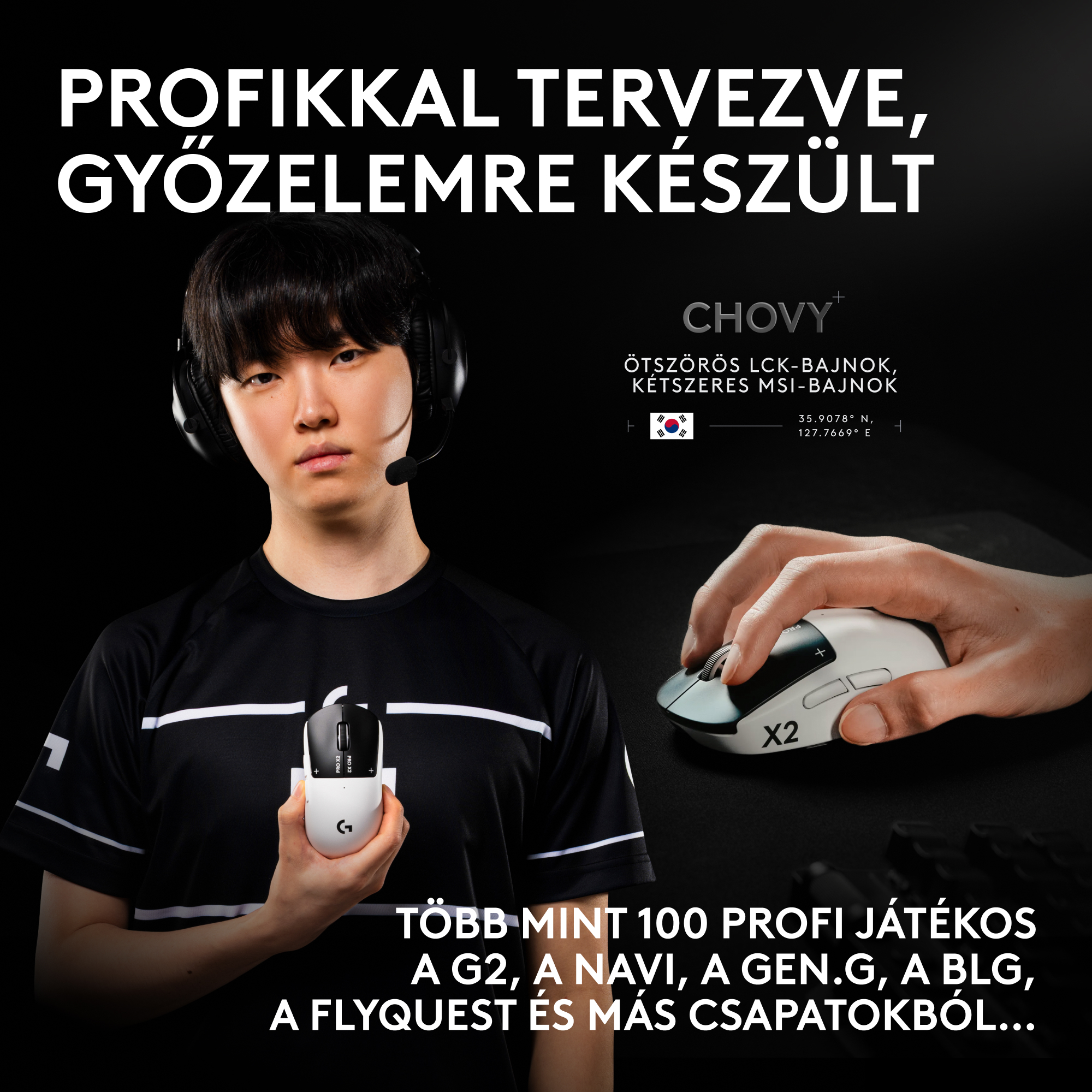 Fejhallgatós férfi fehér gamer egeret tart. Egy kéz egy másik egeret használ.
