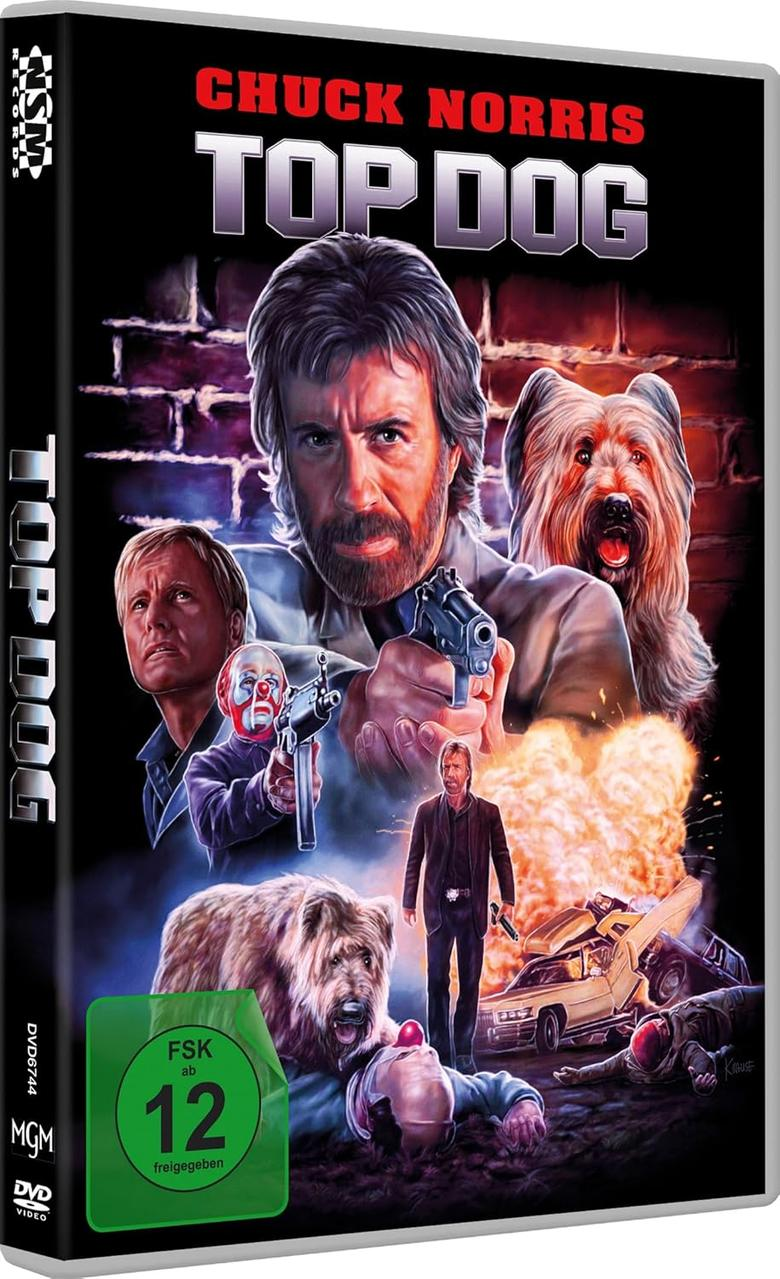 Chuck Norris zielt mit Waffe, Hund neben ihm, Explosion dahinter, Autounfall, Clownsfiguren am Boden.
