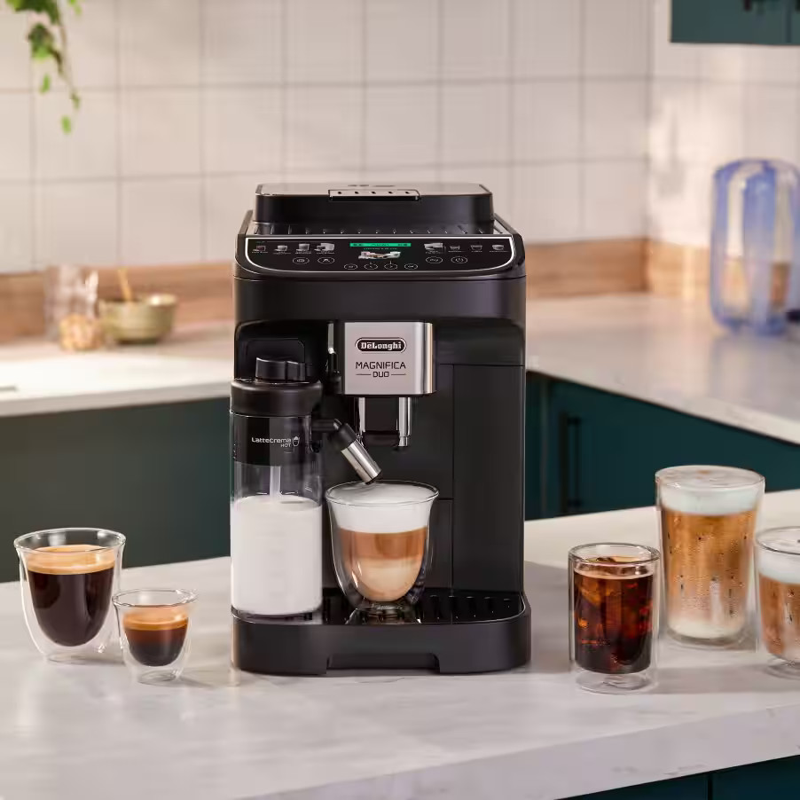 Czarna ekspres do kawy DeLonghi Magnifica Duo robi warstwowo kawę w szklance.