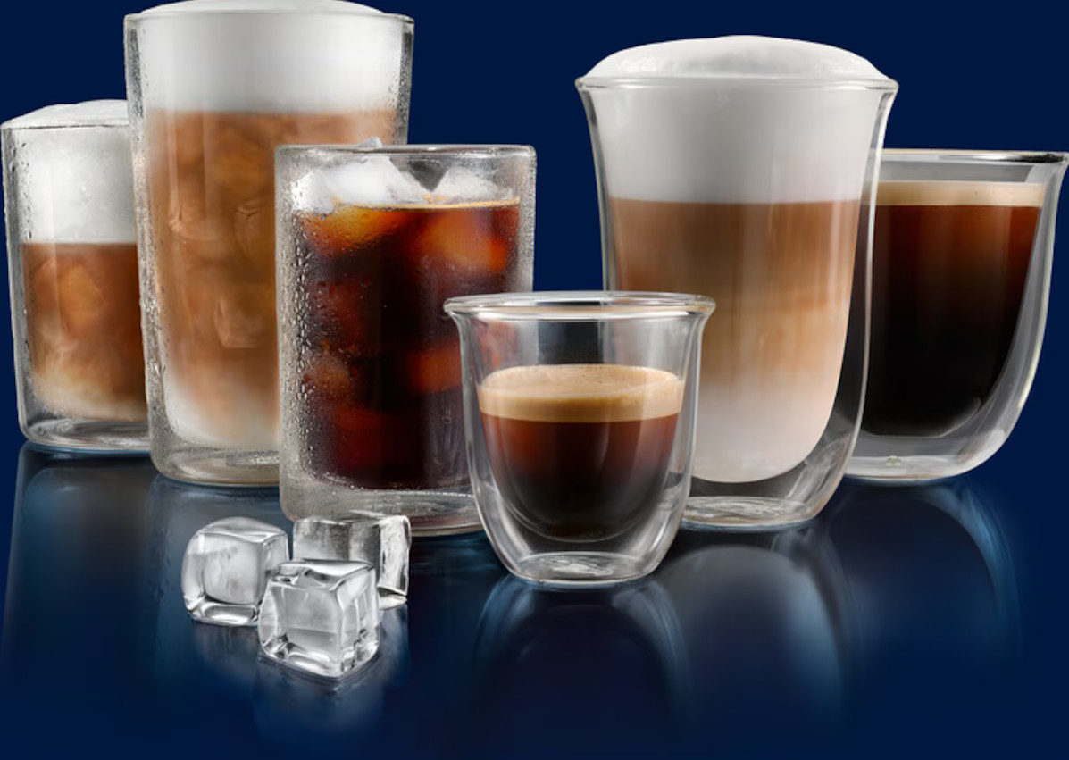 Pięć szklanek z napojami kawowymi, w tym mrożona kawa, latte macchiato i espresso.