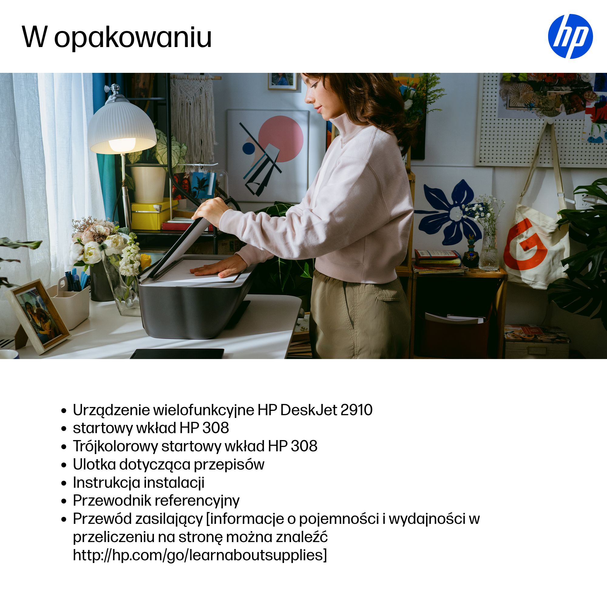 Kobieta obsługuje drukarkę HP w jasnym pokoju ze sztuką i roślinami w tle.