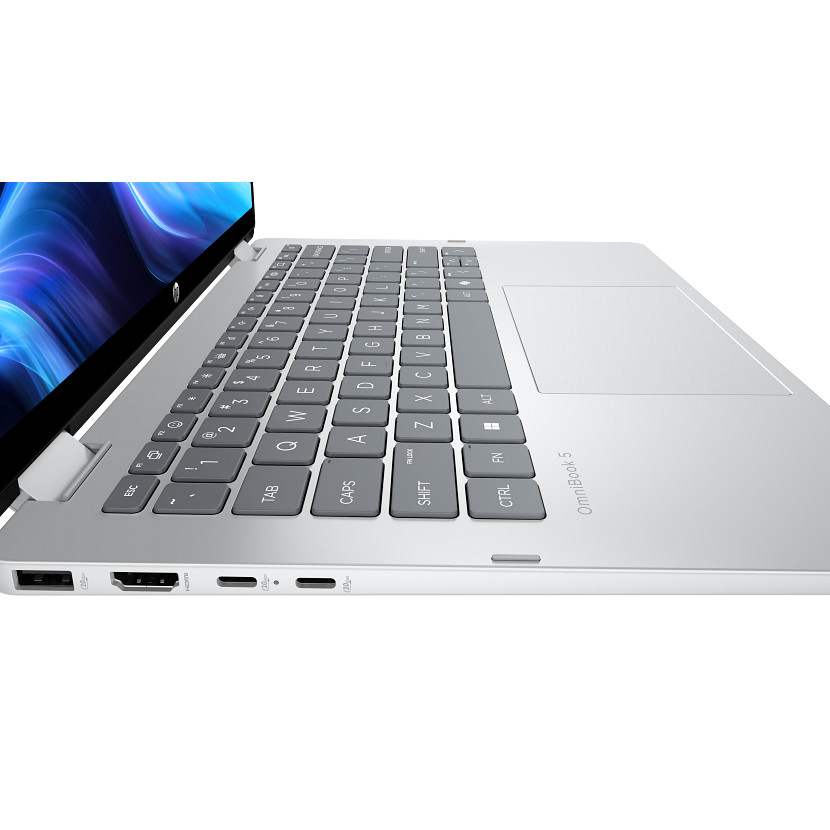 Srebrny laptop z podświetlanym ekranem i klawiaturą.