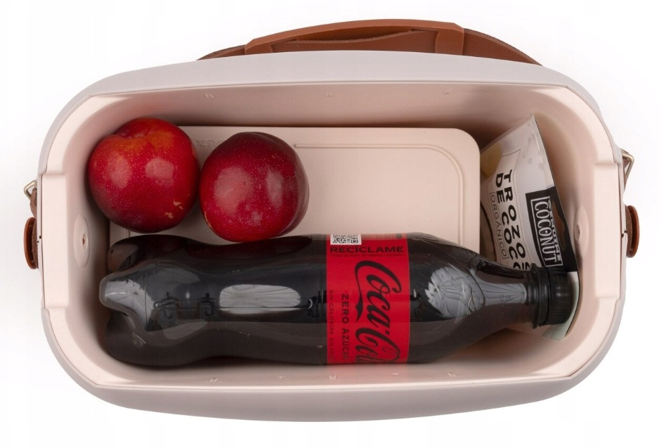 Otwarta torba chłodząca z dwoma czerwonymi owocami, butelką Coca-Coli i opakowaniem kokosowym.
