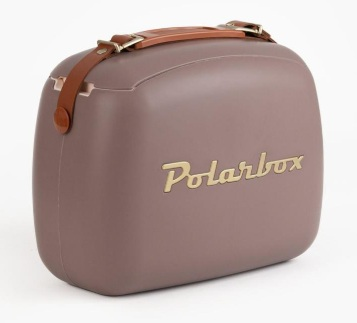 Brązowa lodówka turystyczna z rączką ze skóry i logo Polarbox.