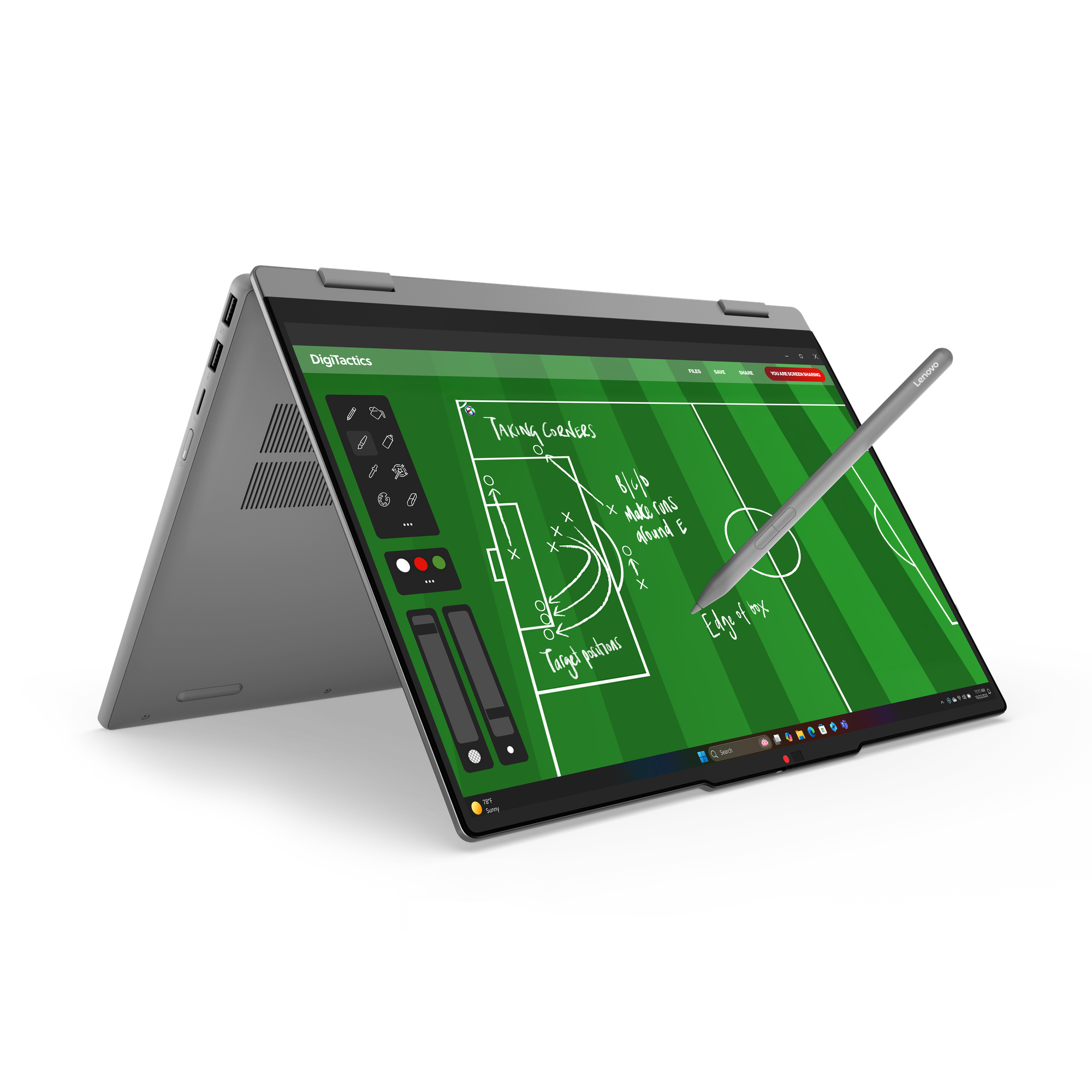 Ein graues Lenovo Convertible-Notebook zeigt eine Taktiktafel für Fußball mit Stift.