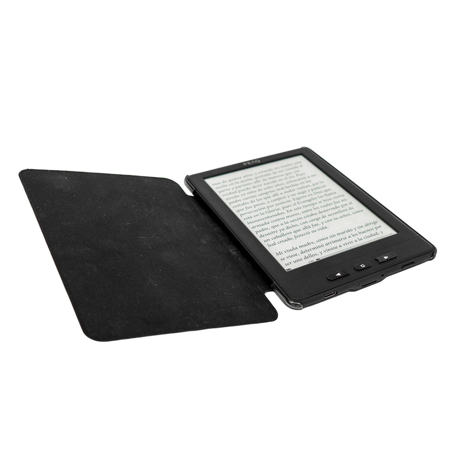 Un e-reader negro está abierto sobre una cubierta negra. La pantalla muestra texto.