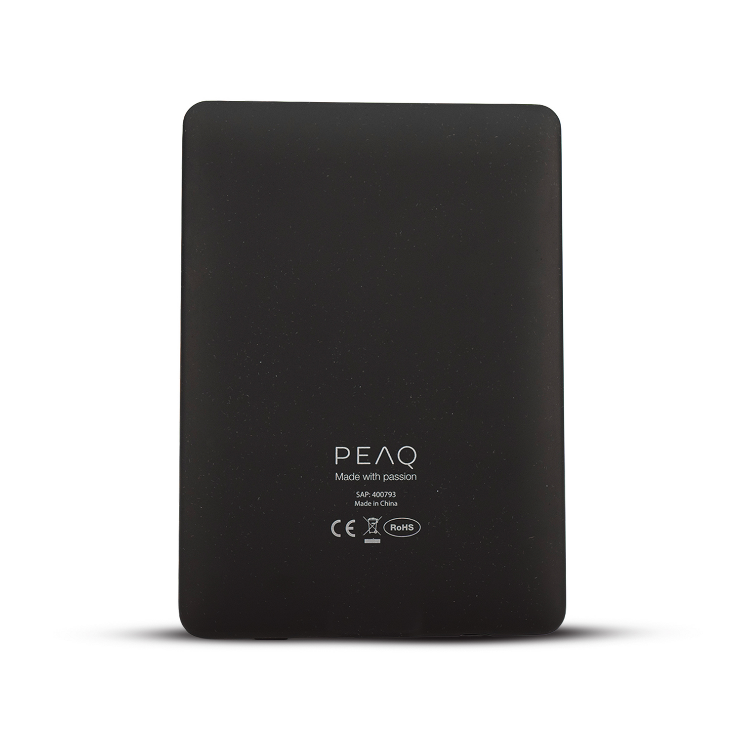 Parte posterior de un dispositivo negro con texto: PEAQ, Made with passion, SAP 400793, Made in China, CE, RoHS.