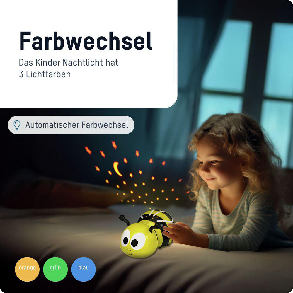 Ein Kind schaut auf eine leuchtende Bienenlampe, die Sterne projiziert.