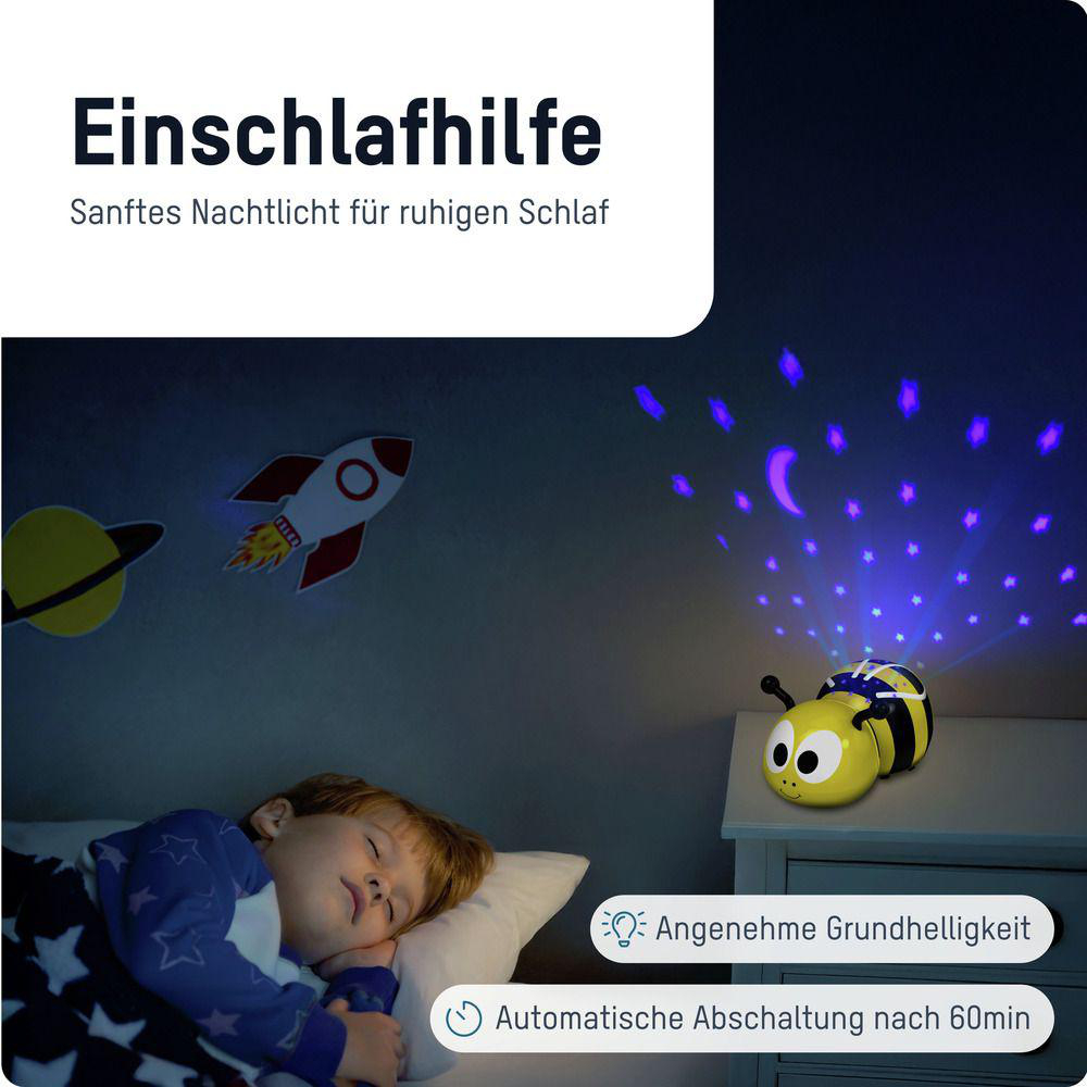 Ein Kind schläft, während eine Bienenlampe Sterne und einen Mond projiziert.