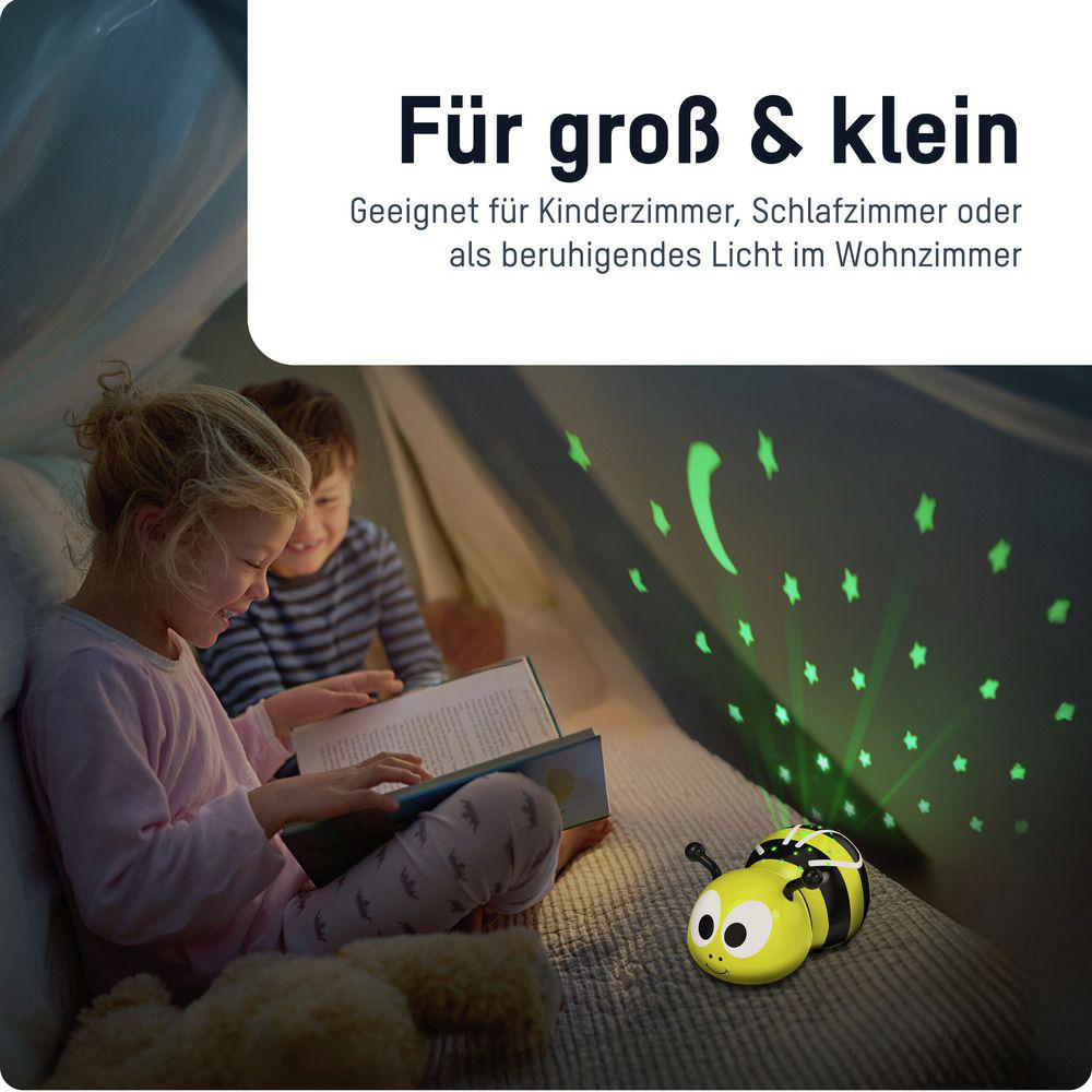 Zwei Kinder lesen in einem Zelt, eine Biene-Lampe leuchtet Sterne.