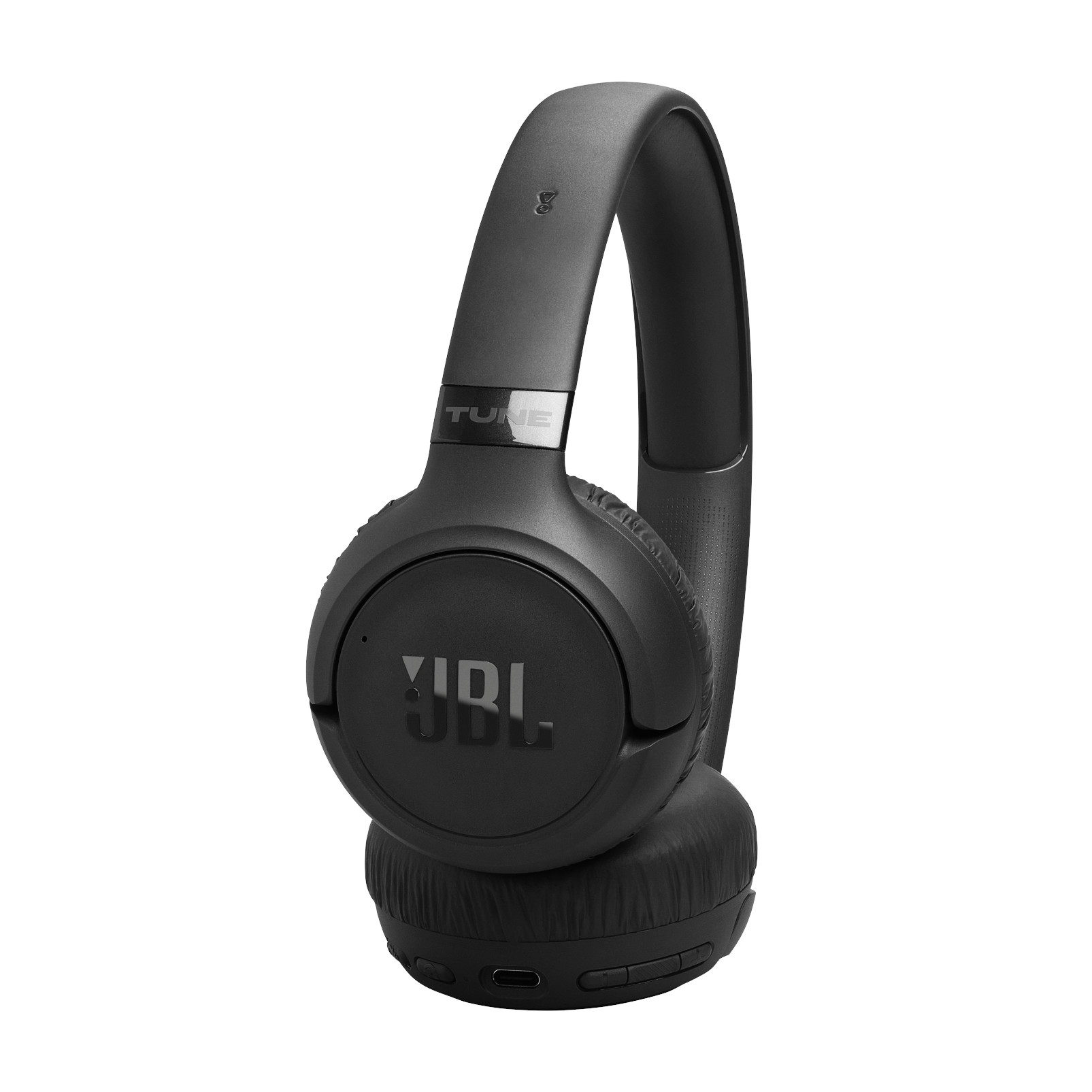 Schwarze JBL Kopfhörer mit TUNE-Schriftzug und JBL-Logo auf den Ohrmuscheln.