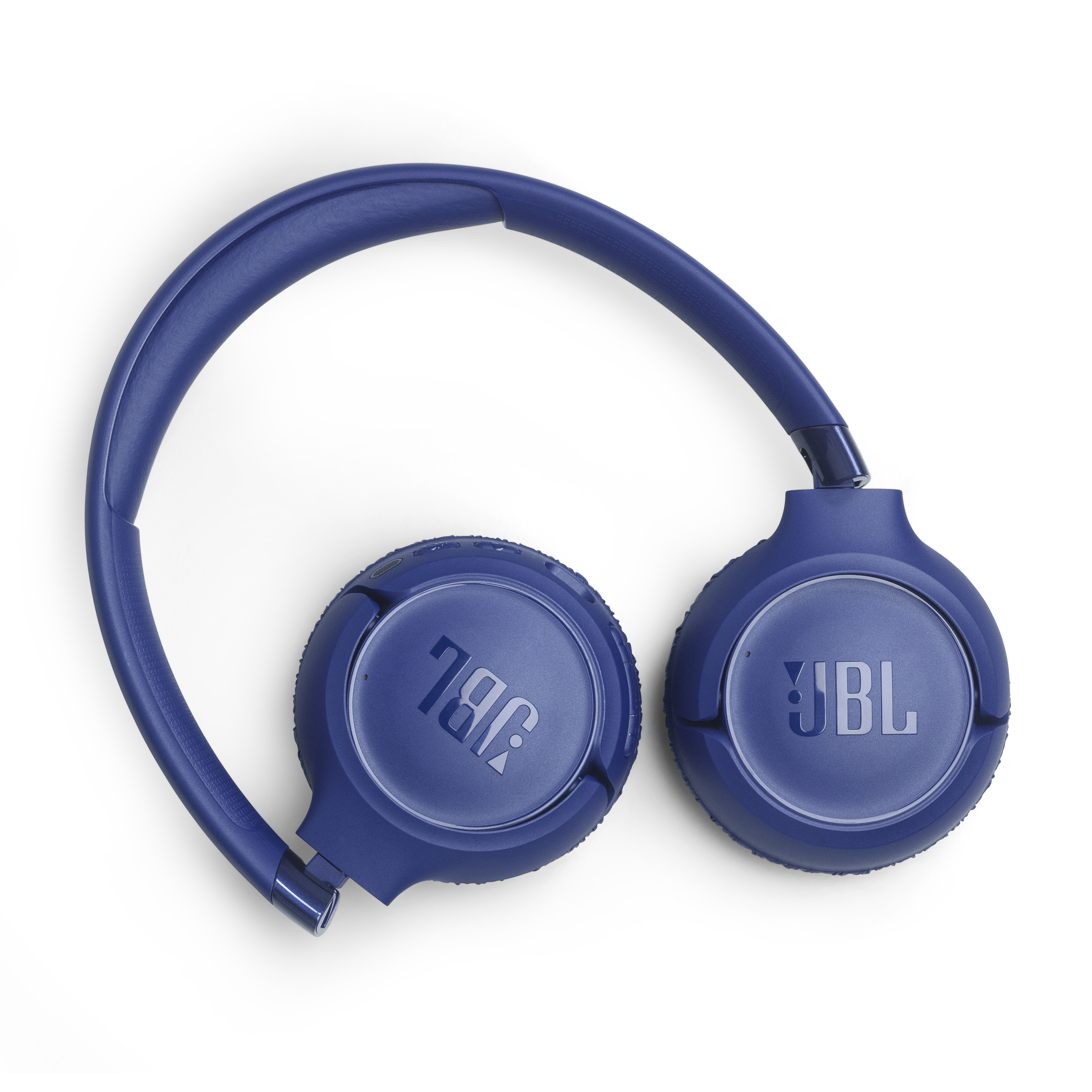 Blaue JBL Kopfhörer liegen flach auf weißem Hintergrund.