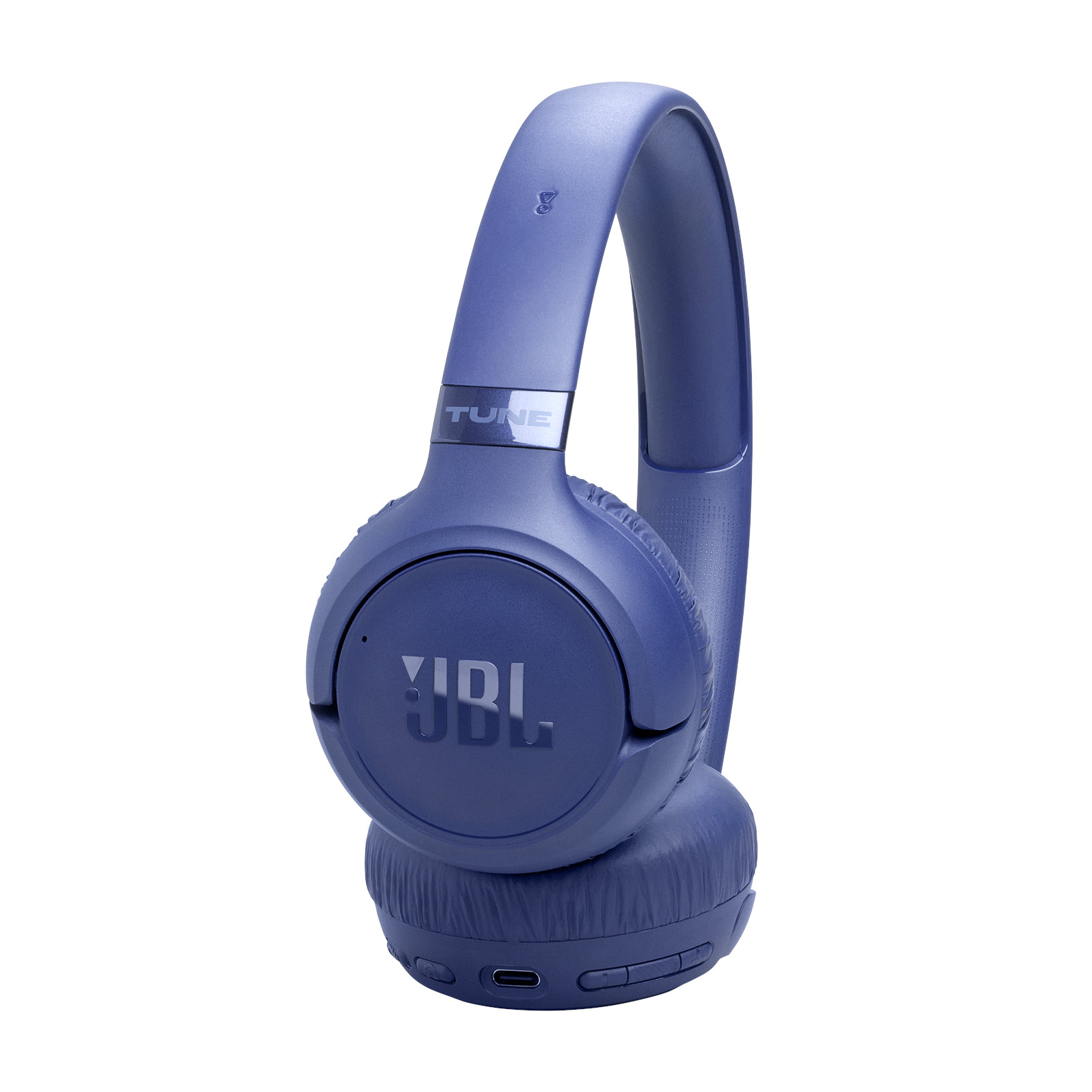 Eine blaue JBL-Kopfhörer mit TUNE-Schriftzug und USB-C-Anschluss.