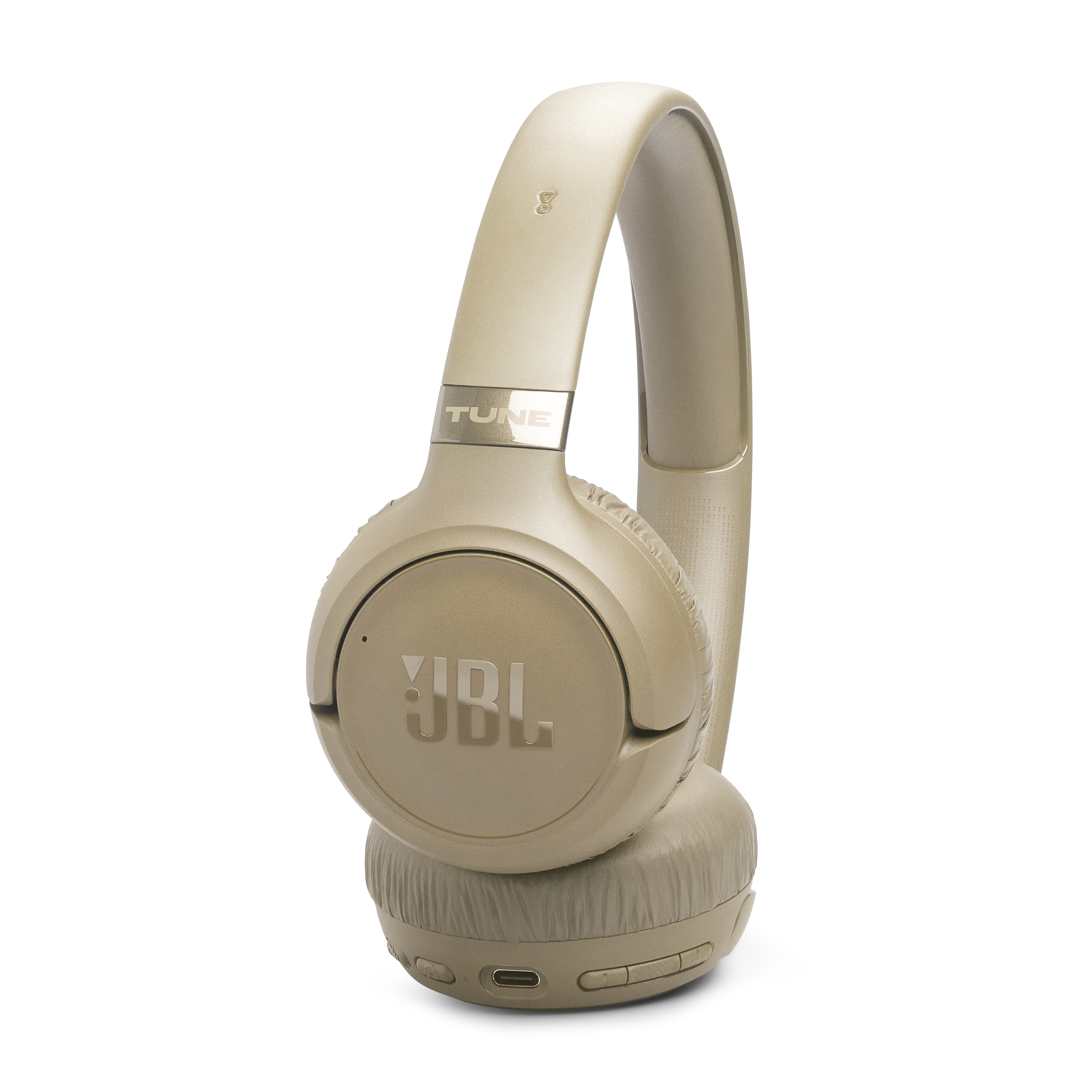 Eine goldene JBL Kopfhörer mit "TUNE" Beschriftung steht vor weißem Hintergrund.