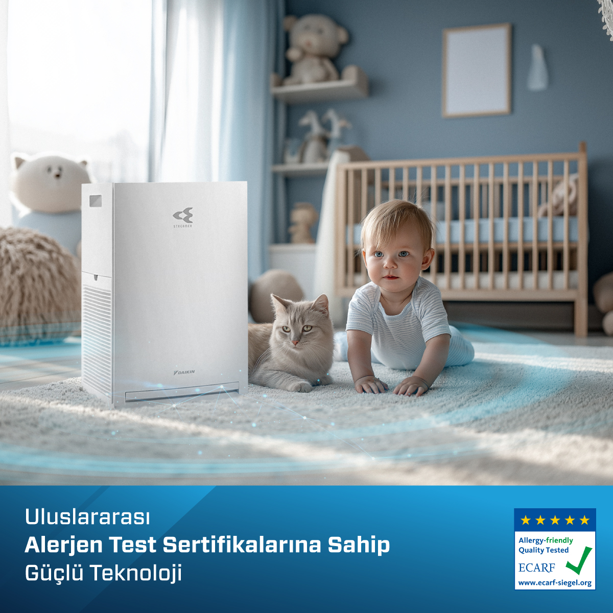 Bebek ve kedi, çocuk odasında bir hava temizleyicinin önünde halının üzerinde yatıyor.