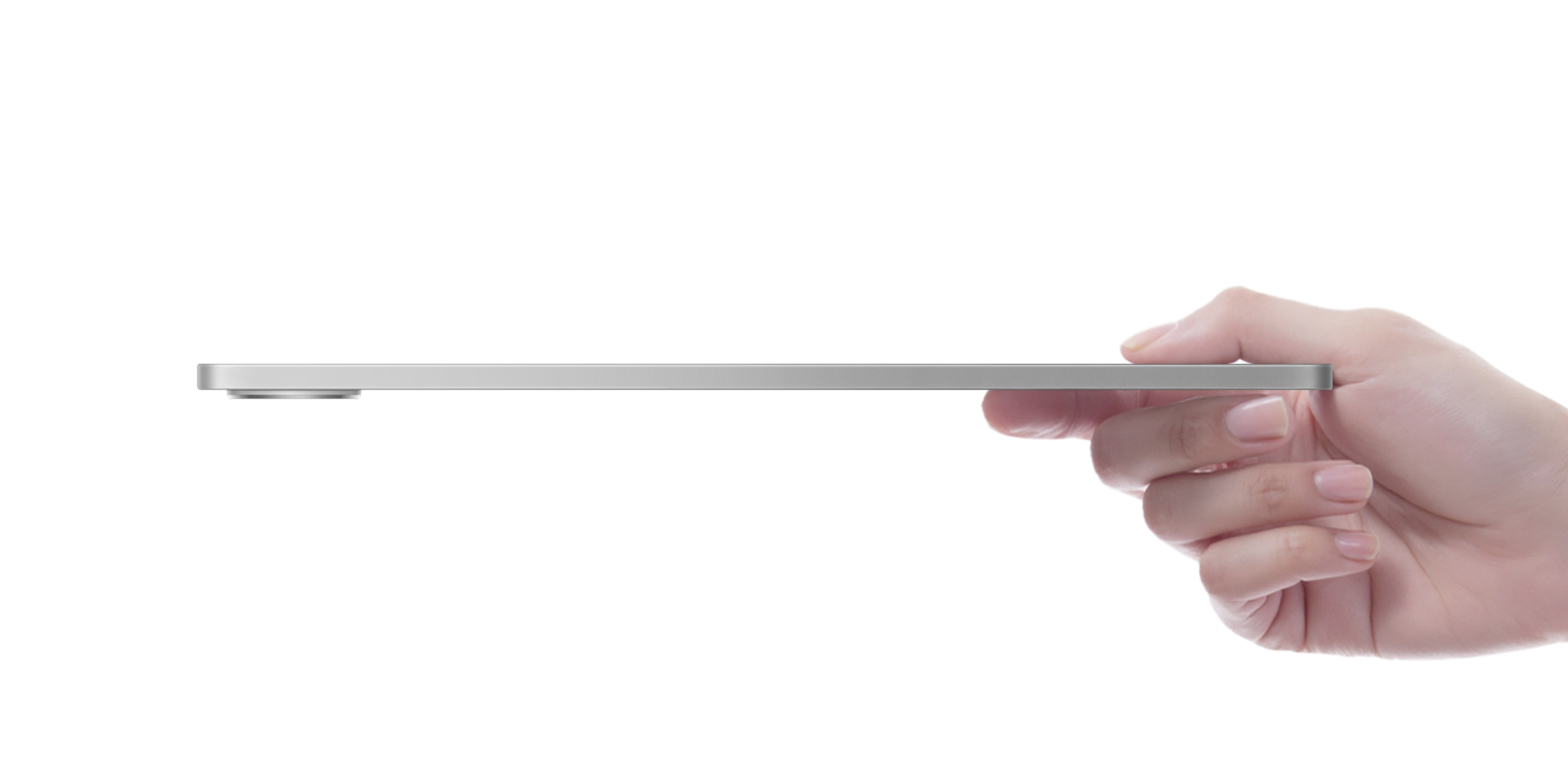 Eine Hand hält ein dünnes, silbernes Objekt mit weißem Hintergrund.