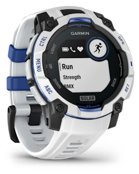 Biały smartwatch Garmin z niebieskimi akcentami, pokazuje opcję 'Bieg'.